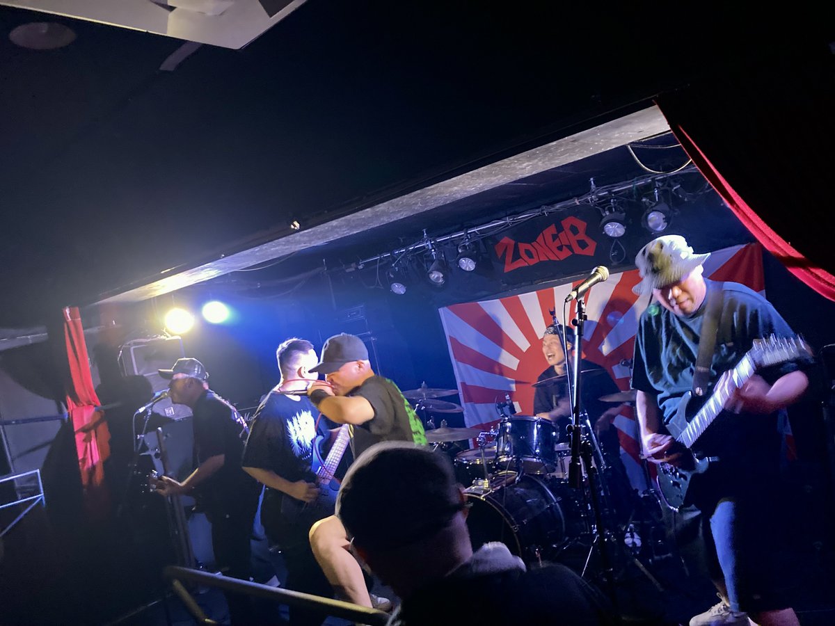 surugalee's tweet photo. LIVE IT DOWN ライヴの模様
(2025/10/18)
@LIVEITDOWN1

その後の自撮りタイムの模様(左から)
Masaoさん(盛岡出身者様)
@mso_rairoarec 
栄蔵さん(川越勢様)
@eizouo https://t.co/i9ilgHBjJg