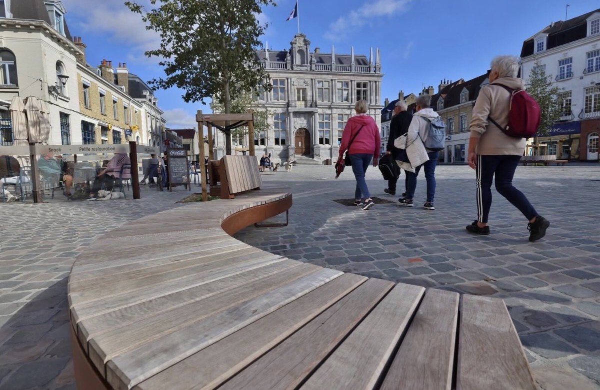 Magnifiques ces places de Bergues rénovées. Un mariage parfaitement réussi entre identité culturelle et historique et qualité de vie. Chapeau à tous les acteurs et en premier lieu au maire <a href="/pltronquoy/">Tronquoy Paul-Loup</a> et <a href="/figoureuxa/">André FIGOUREUX</a> président de la CCHF.