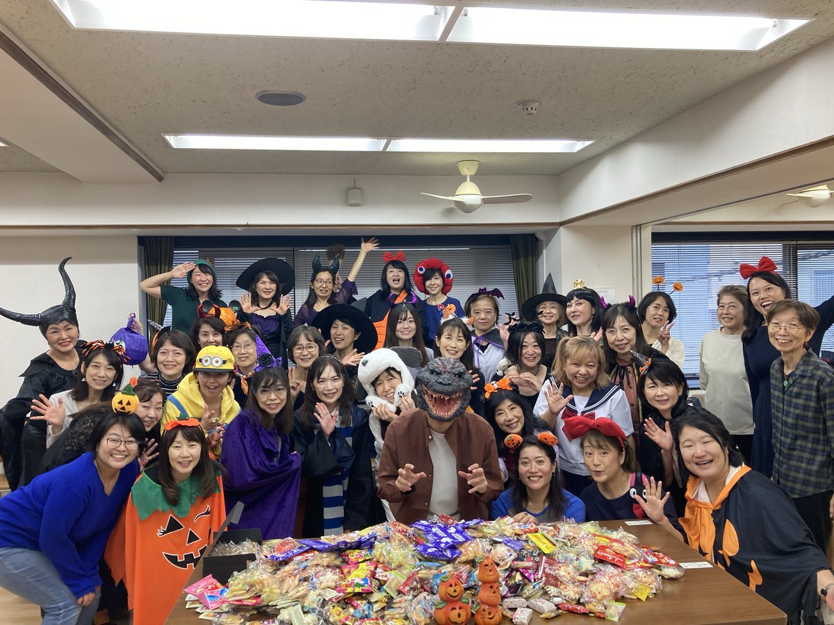 10/18(土)Halloween rehearsal &amp; Coaching session with Steveでした♪

ハーモニクスではTrick or Treat!?と言わずにお菓子の山からお菓子🍭をゲット🎃
毎年のことですが、と〜っても楽しかった!!

次回リハーサルは11/8(土)です〜
(普通のリハーサルです)