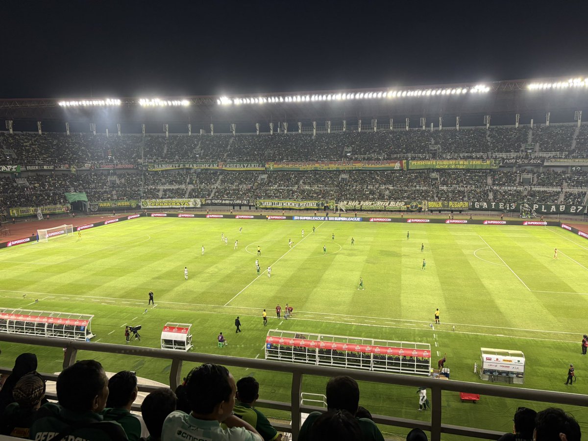 Watching live our next opponent in the Indonesian SuperLeague. 🇮🇩

Persebaya - Persija. 

What an atmosphere.