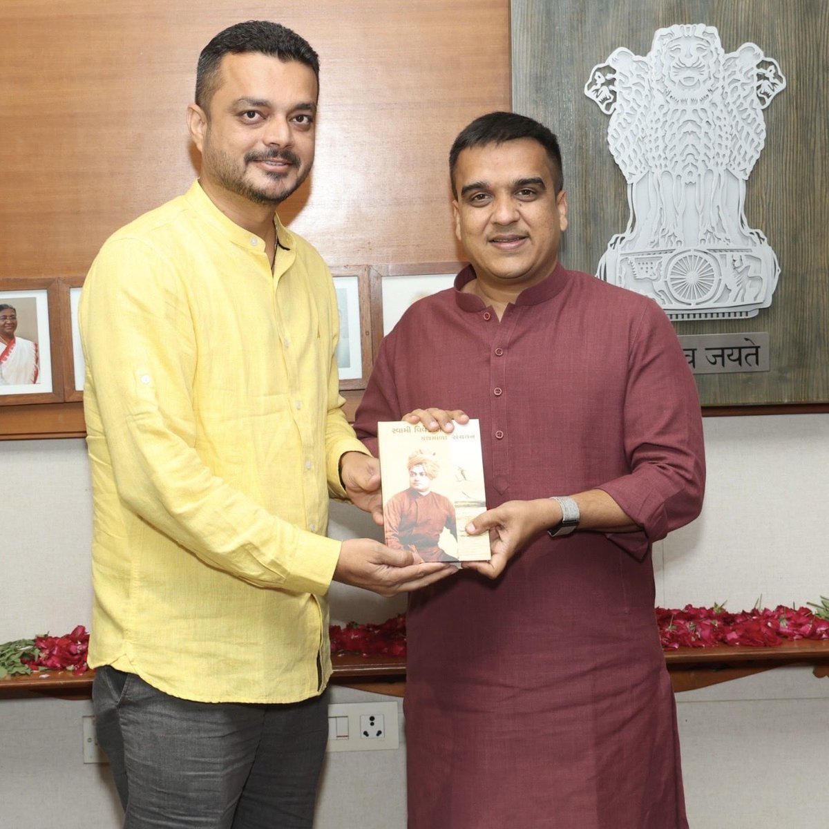 ikaushaldave's tweet photo. ગુજરાત સરકારના નવનિયુક્ત યશસ્વી યુવા નાયબ મુખ્યમંત્રી તરીકે શ્રી હર્ષભાઈ સંઘવી એ આજરોજ વિઘિવત પદભાળ સંભાળ્યો ત્યારબાદ તેમને રુબરુ મુલાકાત કરી શુભેચ્છાઓ આપી ,મને વિશ્વાસ છે તેમનો અનુભવ અને મહેનત ગુજરાતની સુખ શાંતી અને સમ્રુઘ્ઘીમા ઉત્તરોત્તર વઘારો કરાવશે.
#YouthCanLead https://t.co/SAllj41ML0