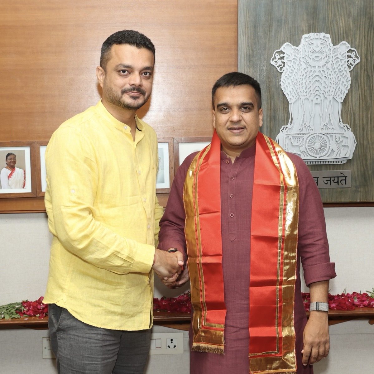 ikaushaldave's tweet photo. ગુજરાત સરકારના નવનિયુક્ત યશસ્વી યુવા નાયબ મુખ્યમંત્રી તરીકે શ્રી હર્ષભાઈ સંઘવી એ આજરોજ વિઘિવત પદભાળ સંભાળ્યો ત્યારબાદ તેમને રુબરુ મુલાકાત કરી શુભેચ્છાઓ આપી ,મને વિશ્વાસ છે તેમનો અનુભવ અને મહેનત ગુજરાતની સુખ શાંતી અને સમ્રુઘ્ઘીમા ઉત્તરોત્તર વઘારો કરાવશે.
#YouthCanLead https://t.co/SAllj41ML0
