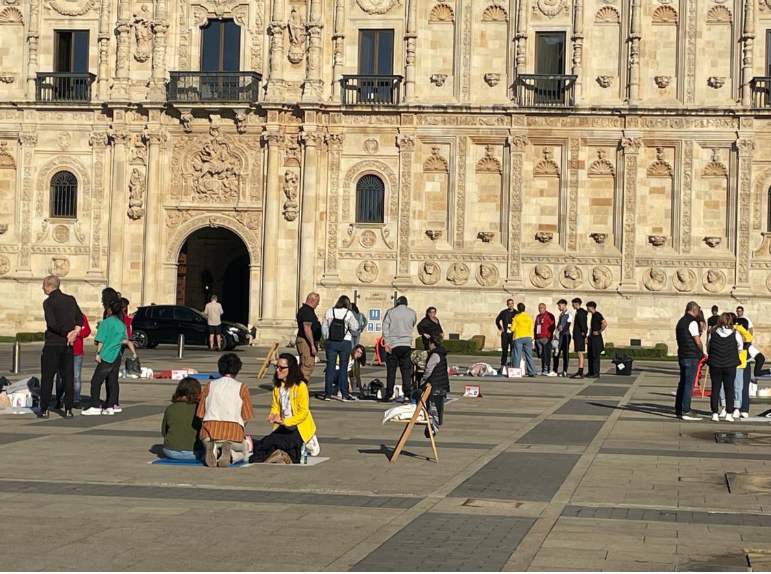 rafarealeon's tweet photo. Cerrando la semana del Día Mundial de la Anestesiología y del Día Internacional de la Parada Cardiaca, un grupo de nuestro servicio de Anestesiología han dado hoy nociones de soporte vital básico a los leoneses que se han decidido a acercar a tan emblemático lugar. ¡Gracias😍!! https://t.co/2ryl8vRHo6