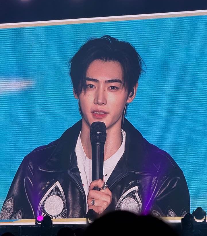 THESE INSANE LOOKS HEEHOON?!