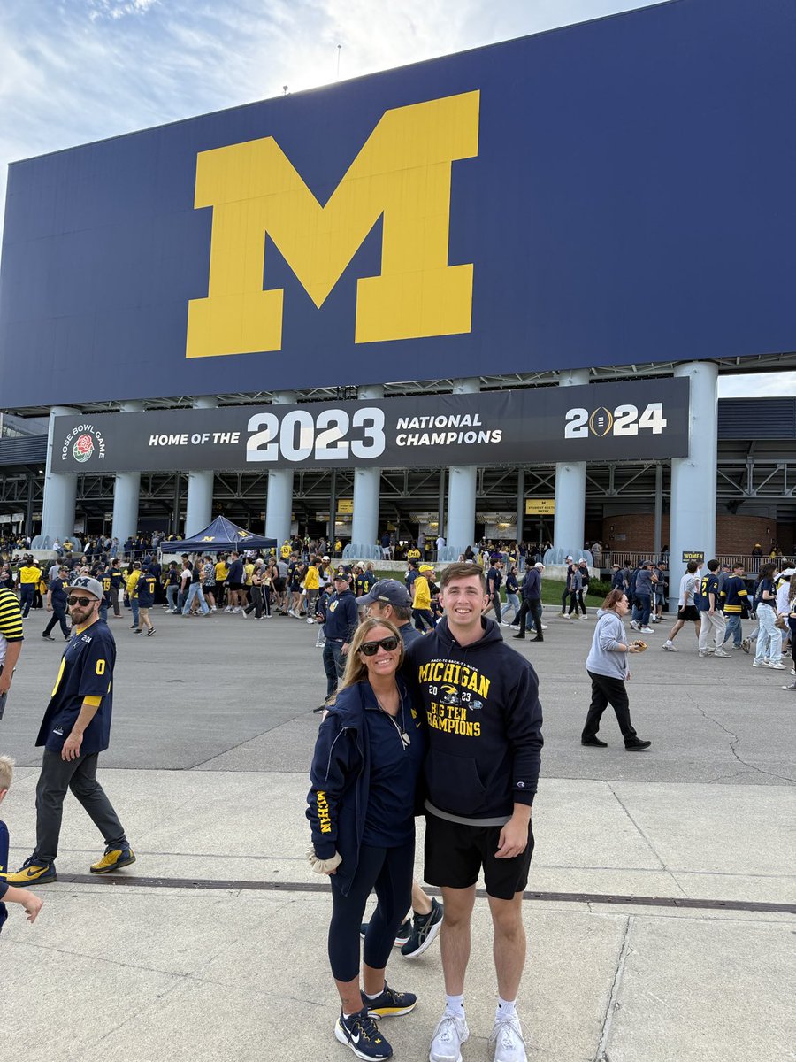 bakingmom14's tweet photo. Me &amp; my twin 💛💙 #GoBlue #BigHouseLive https://t.co/AcROmy7ITJ