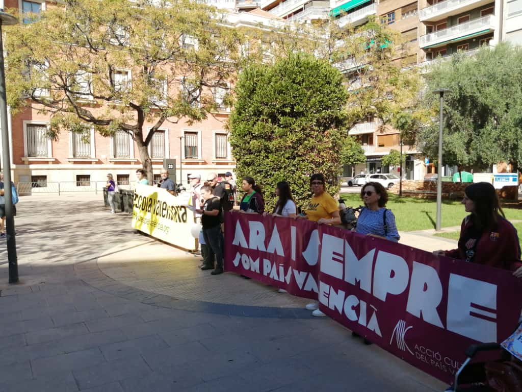 EndavantPB's tweet photo. 📷 Aquest matí a Castelló de la Plana plantant cara a l'ofensiva institucional què, de la mà feixista de Vox, pretén esborrar dels nostres carrers els noms del País Valencià, Joan Fuster o Isabel - Clara Simó. 

Els hi farem front.
Fem #UnPasEndavant ✊🏼 https://t.co/XH9iDNpX1h