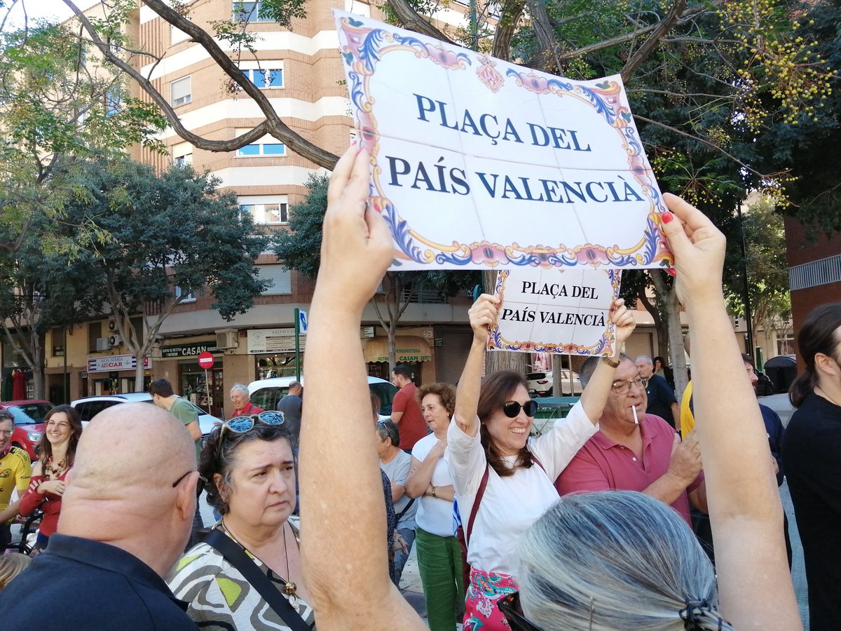 EndavantPB's tweet photo. 📷 Aquest matí a Castelló de la Plana plantant cara a l'ofensiva institucional què, de la mà feixista de Vox, pretén esborrar dels nostres carrers els noms del País Valencià, Joan Fuster o Isabel - Clara Simó. 

Els hi farem front.
Fem #UnPasEndavant ✊🏼 https://t.co/XH9iDNpX1h