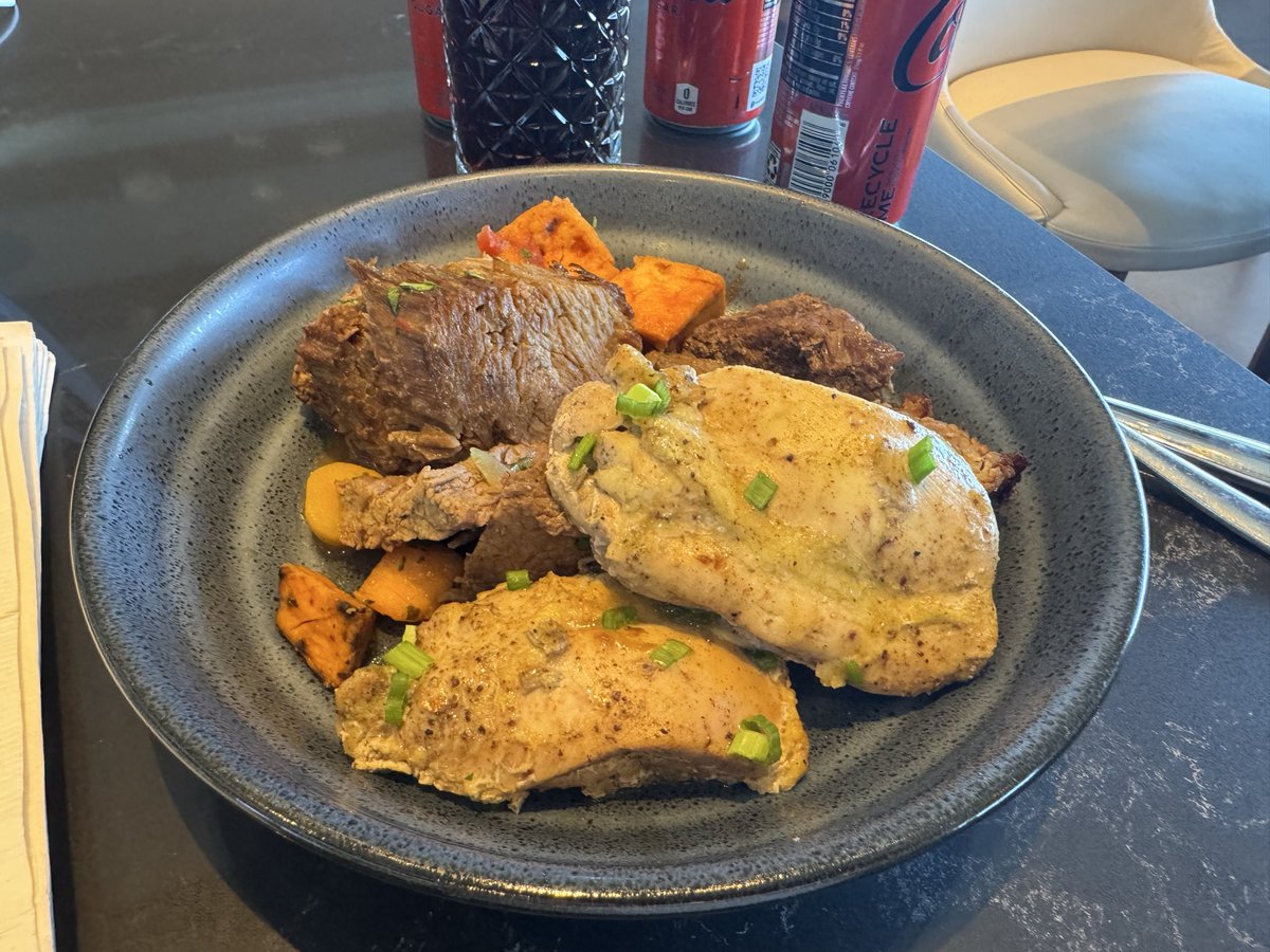 Radical self care weekend continues with a stop at JFK’s lovely Terminal 8 SoHo Lounge, a big plate o’ meat, and a Starbucks in the near future. But why am I just hanging out at the airport???