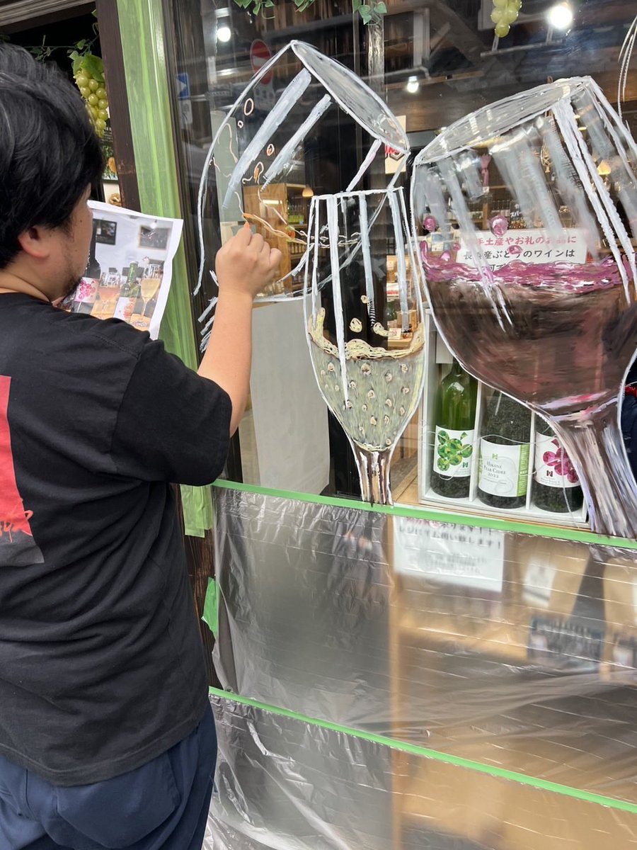 shusakusato0921's tweet photo. 滋賀県長浜市で行われているアートインナガハマ2025内でkitpasによるwindow artをライブペイントしています🖍️
明日の10/19も今日とは別の店舗で描いています💡
#kitpas #windowart #アートインナガハマ #日本理化学工業 #滋賀県 #長浜市 #佐藤周作 https://t.co/u6cwF0FHWi