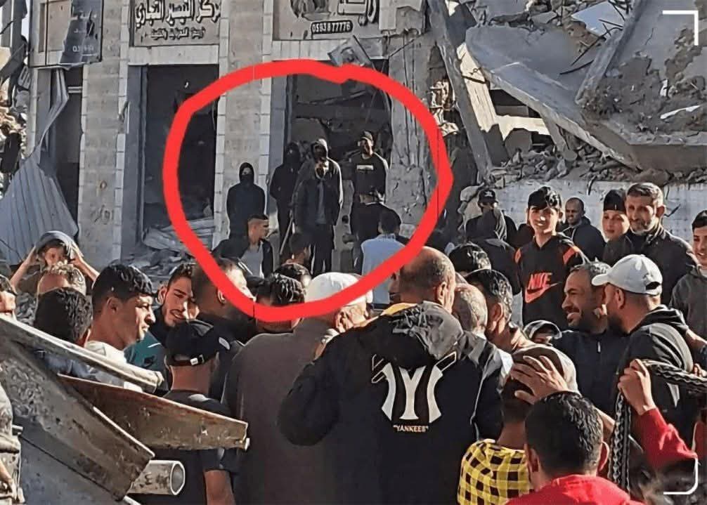 كشفت مصادر خاصة عن صورة أولية لـ أحد الأسرى الإسرائيليين قبل انطلاق المظاهرة المناهضة لحماس التي شهدتها غزة في شهر مارس الماضي، والتي تبيّن لاحقًا أن المظاهرة كانت جزءًا من خطة محكمة نفّذتها وحدة الظل في كتائب القسام

ووفق المعلومات، نُقِل بعض الأسرى بوجوهٍ مغطّاة وأقنعةٍ خلال