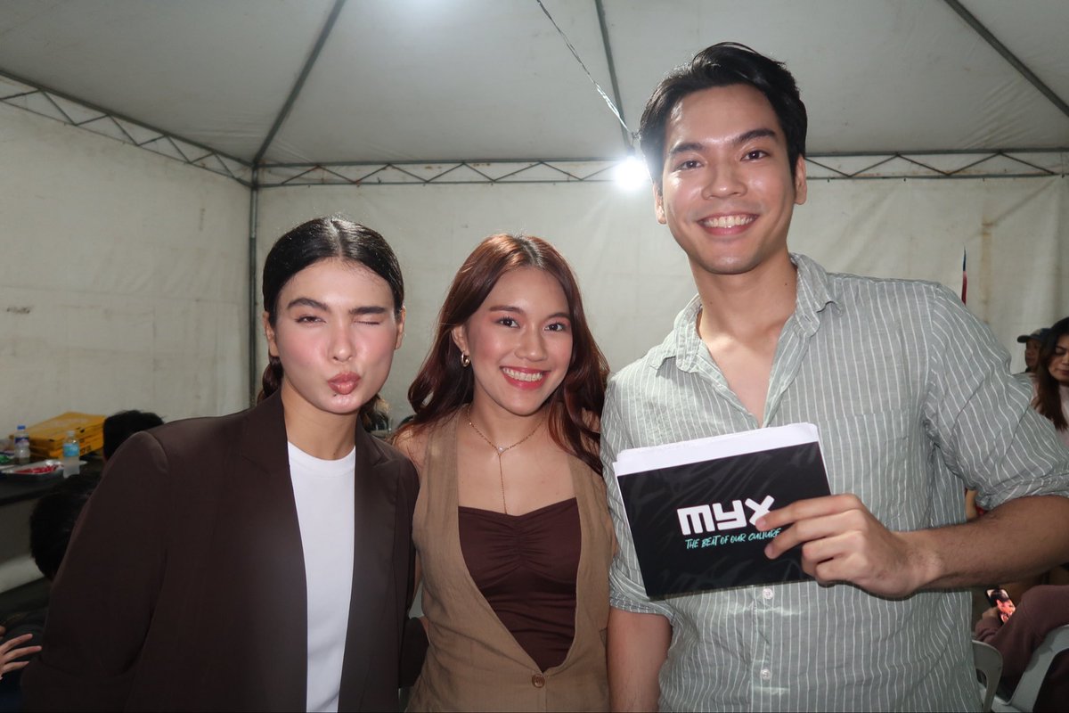 myxglobal's tweet photo. MYX PRESENTS ANJI!
 Moments before the show started, Anji posed for some photos with VJs Ella and Ozzie backstage!

#GenMYXsaBacolod #MYX https://t.co/kfTGEx84ae