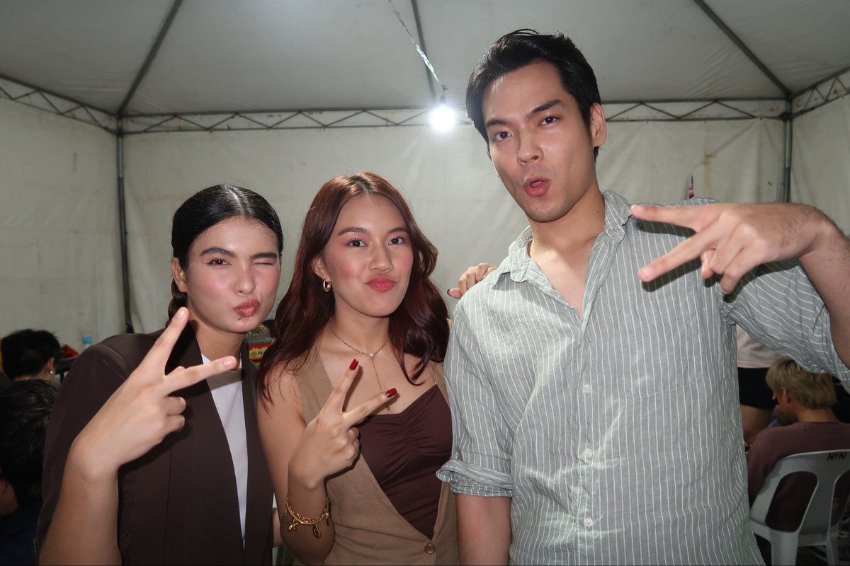 myxglobal's tweet photo. MYX PRESENTS ANJI!
 Moments before the show started, Anji posed for some photos with VJs Ella and Ozzie backstage!

#GenMYXsaBacolod #MYX https://t.co/kfTGEx84ae