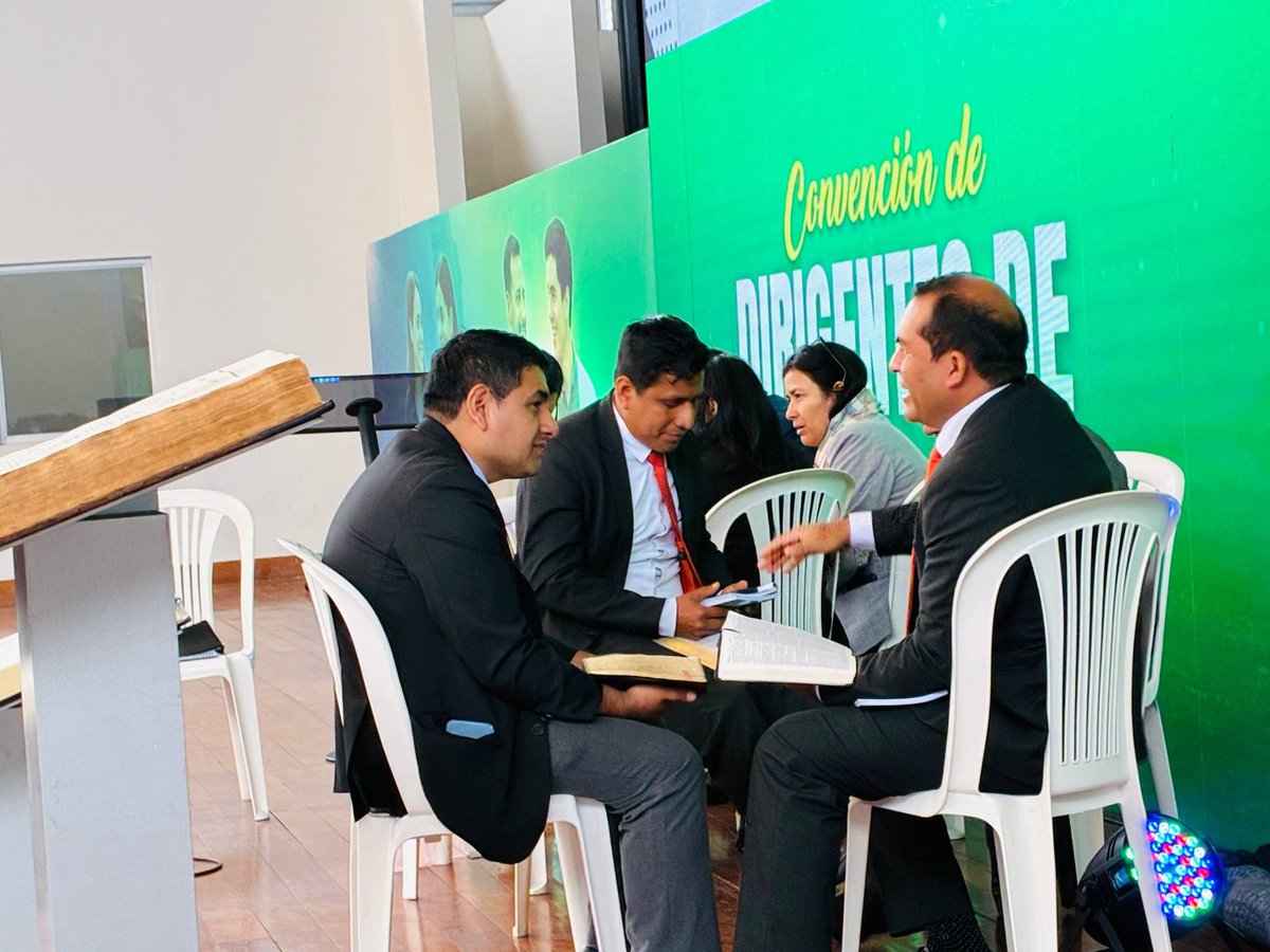 💙 📖 Pr. Kenny Velásquez, líder de Escuela Sabática en la #MiCOP , presenta de manera practica como realizar el repaso de la lección. #ConvenciónDeDirigentes #Discipulados