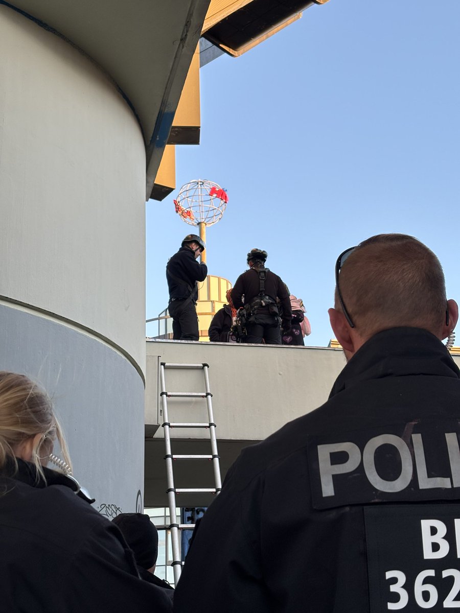 polizeiberlin's tweet photo. #Update
Im Zuge der jetzt begonnenen zwangsweisen Zugangmaßnahmen zum #Bierpinsel kommen auch unsere Höhenretter #TMHT der Polizei Berlin zur Sicherung der Personen und Transparente in den Dachregionen zum Einsatz.
Parallel wird die Versammlung vor dem #Bierpinsel weiterhin durch uns betreut, um einen sicheren und konfliktarmen Ablauf zu gewährleisten.
#b1810