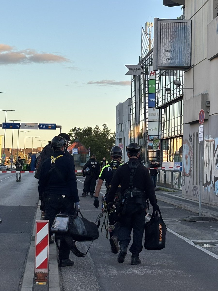 polizeiberlin's tweet photo. #Update
Im Zuge der jetzt begonnenen zwangsweisen Zugangmaßnahmen zum #Bierpinsel kommen auch unsere Höhenretter #TMHT der Polizei Berlin zur Sicherung der Personen und Transparente in den Dachregionen zum Einsatz.
Parallel wird die Versammlung vor dem #Bierpinsel weiterhin durch uns betreut, um einen sicheren und konfliktarmen Ablauf zu gewährleisten.
#b1810