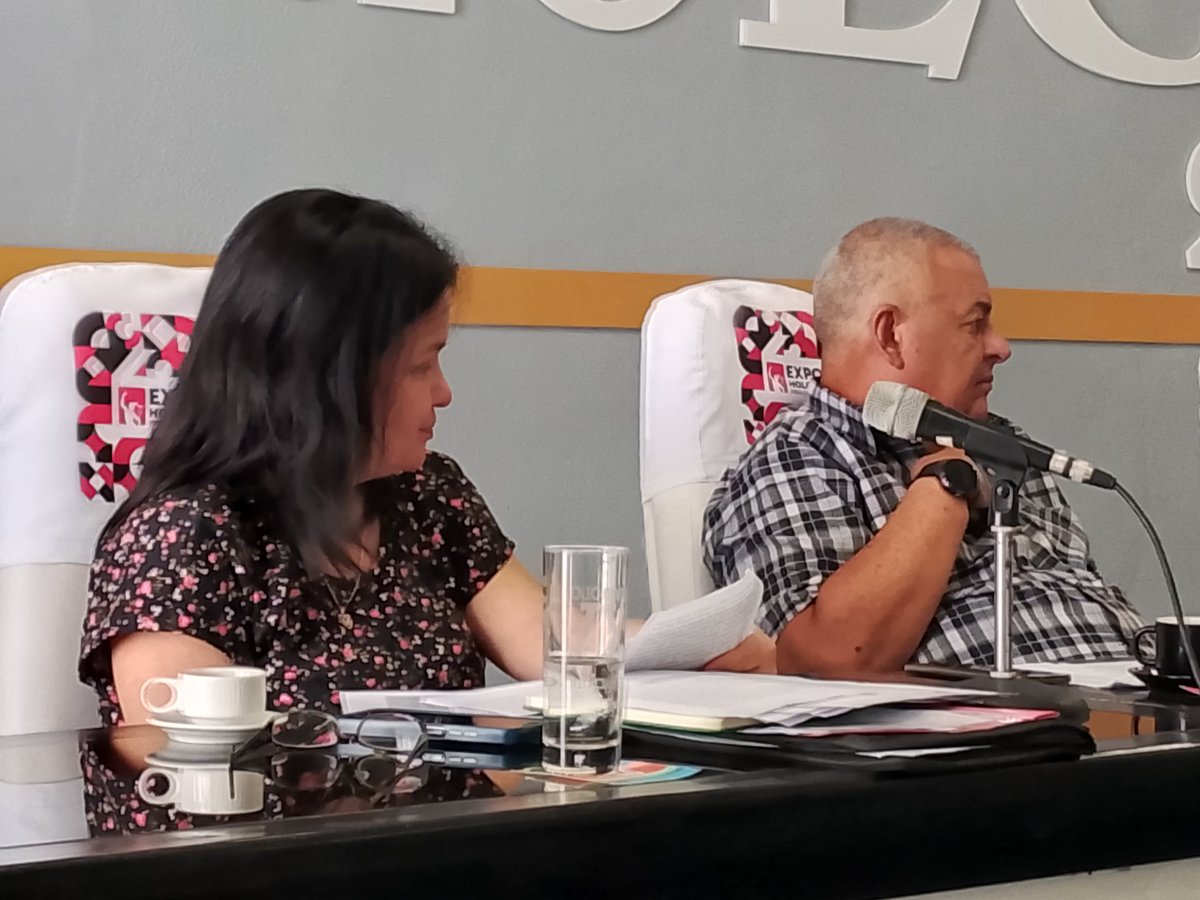 Reunión con los Intendentes municipales del gobierno provincial en #HolguinSi
Preside el Gobernador <a href="/ManolihaHolguin/">Manuel F Hernández Aguilera</a>
Se evalúan las proyecciones de gobierno y se buscan soluciones con los recursos locales a nivel de los municipios.
#HonorHolguinero
<a href="/QueipoRuiz/">Joel Queipo Ruíz</a>
<a href="/YuniaPrez/">Yunia Pérez Hernández</a>