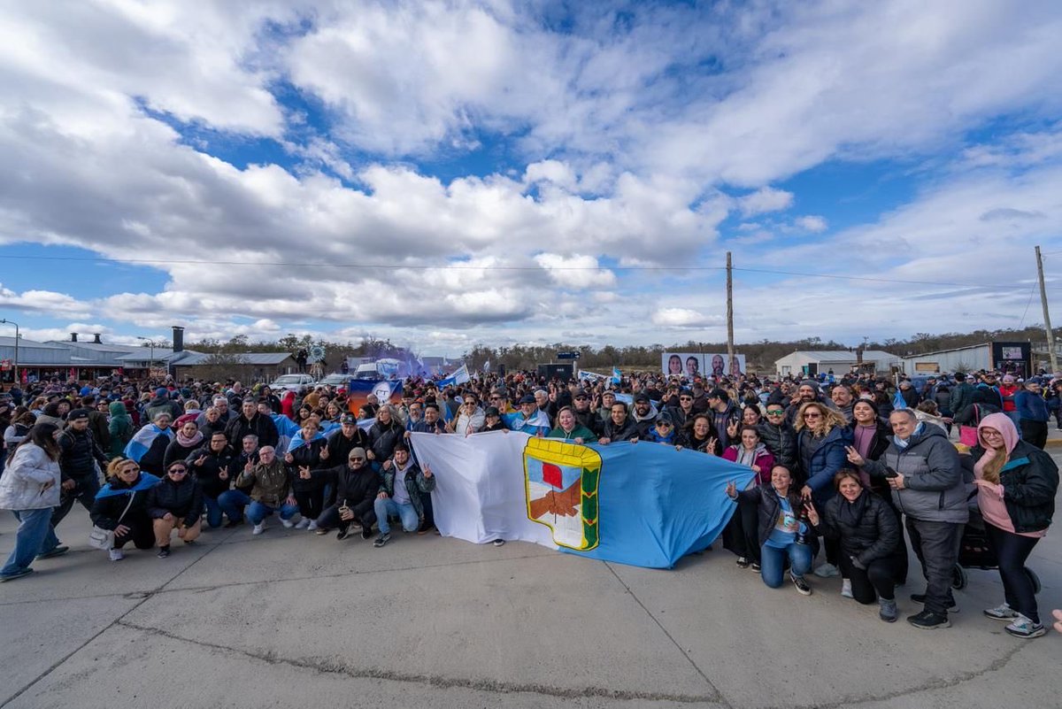 Comparto las fotos de ayer, militando el 17 de Octubre en Tolhuin, corazón de la isla, junto al Gobernador <a href="/gustavomelella/">Gustavo Melella</a>, los candidatos de <a href="/FuerzapatriaTdf/">fuerzapatriaTDF</a> y las compañeras y compañeros del campo nacional y popular, caminamos las calles con la convicción de que el pueblo