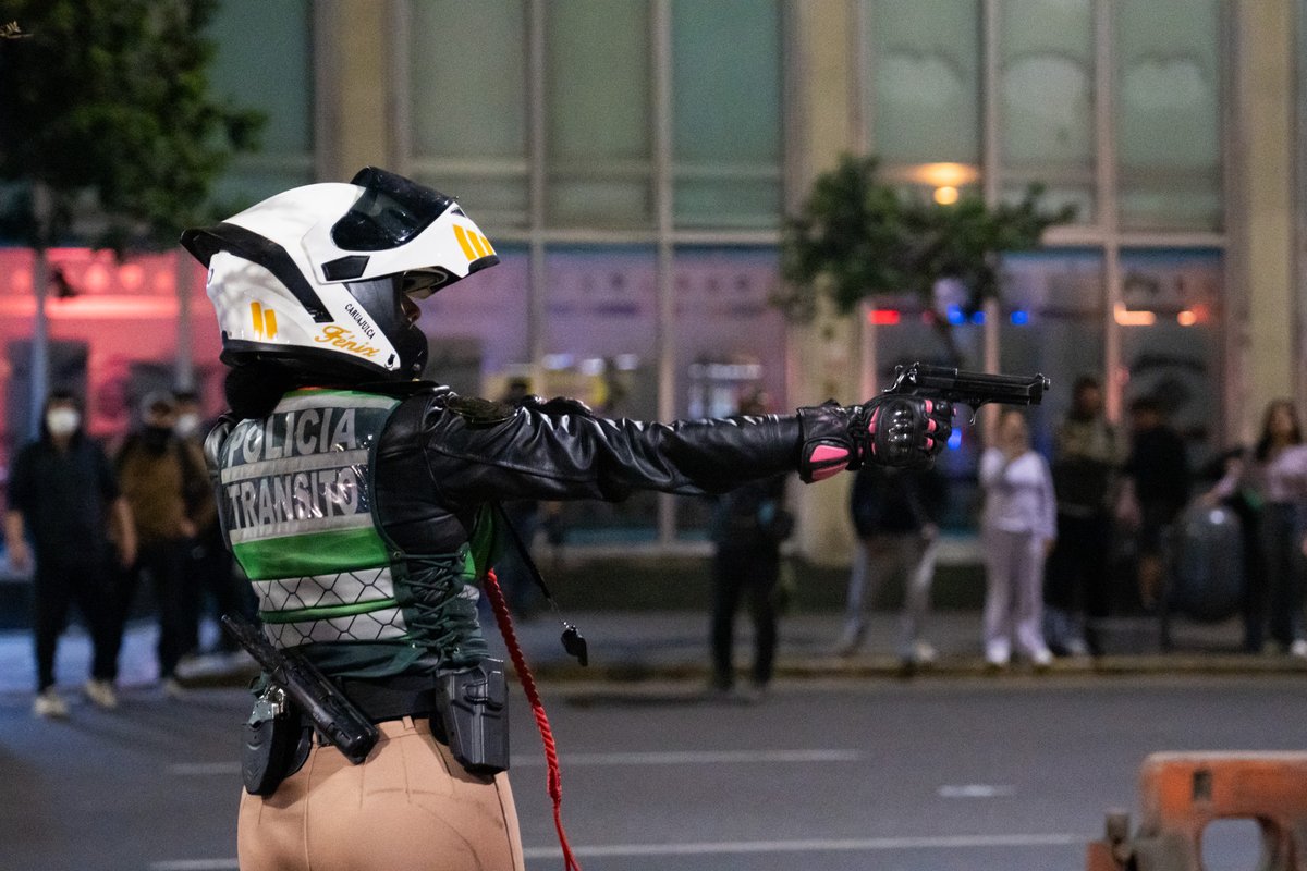cnddhh's tweet photo. 🔴 Alerta | Marcha Nacional 15 de octubre

Todavía permanecen cuatro personas detenidas, para quienes la Fiscalía ha solicitado prisión preventiva sin que existan pruebas que justifiquen esta medida.

Exigimos que se respete el debido proceso y las garantías de sus derechos fundamentales.
#ProtestarEsUnDerecho

@FiscaliaPeru  @MininterPeru @Ginitastar
📷: Luis Javier / @ @elfoco_pe