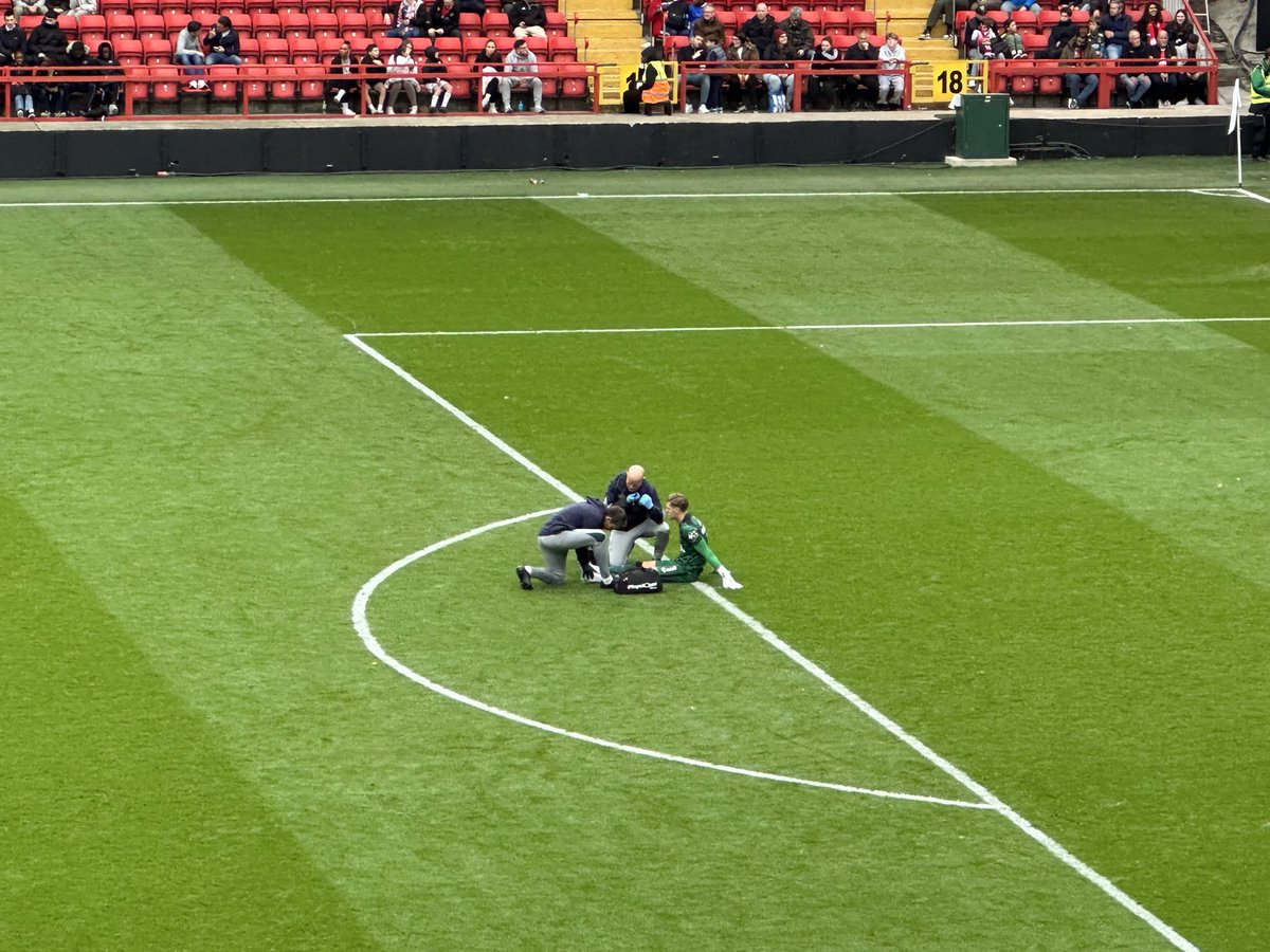 robstaton's tweet image. Goalkeeper goes down (of course, he was fine). Charlton hold a team talk with three coaches and the manager (who at one point was on the pitch). Fourth official just watched. We don’t have timeouts in football. Ban this.