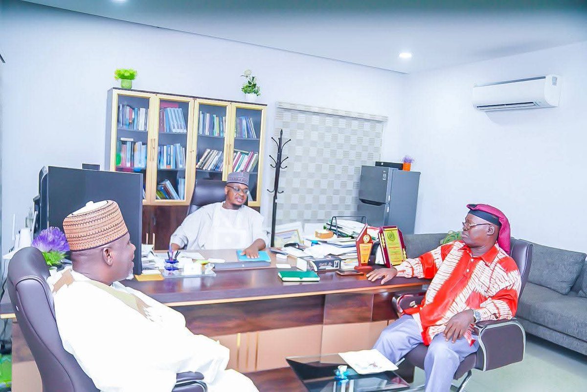 IbrahimVokna's tweet photo. #ProfIsaPantami, CON, (Majidadin Daular Usmaniyya) received the Secretary General of the Jama'atu Nasril Islam (JNI), Professor Khalid Aliyu Abubakar, and the Executive Director of the Muslim Right Concern (MURIC), Professor Is'haq Akintola. https://t.co/VKPxgmm2kR