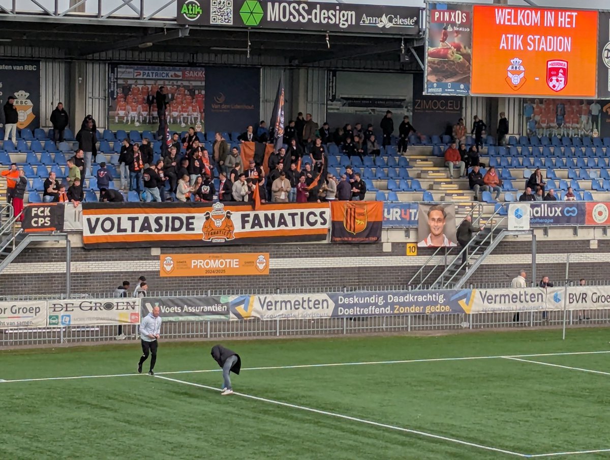 Vandaag bij RBC extra aandacht voor Jens Verschuren. Zijn gezicht hangt op een spandoek op de Voltaside. Een groep gasten uit Wagenberg is vandaag met de bus naar Roosendaal gekomen om hun dorpsgenoot extra aan te moedigen.