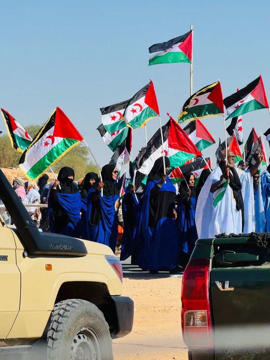 RLehbib's tweet photo. الطريق الوعر إلى الاستقلال !

بقلم : @Alfudail 

تدفّقت ردودُ فعل الصحراويين على ما يَرِد من نيويورك بين الغضب والتشاؤم والحذر فهذه انفعالاتٌ طبيعية ومشروعة غير أنّ مَن يعرف تموضع إداراتٍ أمريكية سابقة ومواقفَ أغلبية دول ما يُسمّى «مجموعة أصدقاء الصحراء الغربية» في مجلس الأمن—الولايات المتحدة وفرنسا وبريطانيا وروسيا وإسبانيا—لا يفاجئه المشهد؛ إذ إنّ معظم هذه العواصم أعلنت، صراحةً أو ضِمناً، انحيازاً يمسّ جوهر الحقّ الصحراوي. 

ويزيد المشهد تعقيداً أنّ «حامل القلم» لقرارات المجلس في هذا الملف (الولايات المتحدة) لطالما كانت له مواقفُ سياسية تُؤثّر في صياغة القرارات واتجاهها، على نحوٍ يجعل الخصومةَ والتحكيمَ متداخلين بصورةٍ مُربِكة.

من المهمّ التذكير بأنّ قرارات مجلس الأمن المتّصلة بالصحراء الغربية تصدر بموجب الفصل السادس من ميثاق الأمم المتحدة، وهو فصلٌ يُعالج النزاعات بوسائل دبلوماسية—تفاوض، ووساطة، وتحكيم—على خلاف الفصل السابع الذي يُجيز أدوات الإلزام القسري. لذلك تظلّ لغةُ القرارات في هذا الملف حتى الان أقرب إلى الحثّ وطلبِ الحلول من فرض التنفيذ المُلزِم.

تاريخياً، سُجّلت قرارات أممية لافتة: القرار 379 (2 نوفمبر/تشرين الثاني 1975) الذي دعا إلى عدم تنظيم «المسيرة الخضراء»، والقرار 380 (6 نوفمبر/تشرين الثاني 1975) الذي ندّد بتنظيمها وطالب بسحب المشاركين من الإقليم، ثمّ سلسلة قرارات تُقرّ بحقّ تقرير المصير وتنظيم الاستفتاء مثل 621 (1988) و658 (1990) و690 (1991). ومع ذلك ظلّ التنفيذُ معلقاً نتيجة رفضِ النظام المغربي وانتهاكه لقرارات مجلس الأمن. هنا تتبدّى قاعدةٌ ثابتة وسط تبدّل الموازين: القضية الصحراوية قضيةُ تصفيةِ استعمارٍ باقيةٌ على جداول الأمم المتحدة، يُثبّتها أيضاً الرأيُ الاستشاري لمحكمة العدل الدولية عام 1975 الذي رسّخ أولويةَ حقّ تقرير المصير على أيّ ادّعاءات تُقزّم إرادةَ الشعب الصحراوي.

يُذكّرنا مالك بن نبي بأنّ سياساتِ القوى العظمى امتدادٌ لنفسيّاتها التاريخية؛ فالأمم التي صاغت نفوذَها بروافدِ الهيمنة تميل إلى إعادة إنتاج منطقها القديم بأدواتٍ جديدة. لذلك لا يُعقَل افتراضُ أنّ أنظمةً استعمارية ستتنازل «أخلاقياً» عن مصالح رسّختْها بالقوة الناعمة والصلبة. الاستقلالُ والحرّية في التاريخ الحديث لم يُمنحا بقرارٍ مُريح ولا بعباراتٍ إنشائية؛ إنّما جاءا حصيلةَ صبرٍ استراتيجي، وتنظيمٍ راسخ، وتضحياتٍ محسوبة.

الواقعُ اليوم مُرّ: قد يُدفَع مجلس الأمن نحو صيغٍ جديدةٍ في صالحِ المحتلّ المغربي، وقد تتزايد الضغوط لقبول حلولٍ منقوصة. لكنّ هذا لا يُلغي بديهيّةَ الحقّ ولا يُسقطُ مركزيةَ الفاعليّة الداخلية: اتّساقُ المطلب، وحدةُ الخطاب، وبناءُ مؤسّساتٍ قويةٍ قادرةٍ على إدارة الزمن الطويل. نحن نعلم أنّ ثورتَنا ثورةٌ شعبيةٌ طويلةُ الأمد، وحربُنا حربُ أجيال؛ فصراعاتُ تصفية الاستعمار ليست سباقاتِ 100 متر، بل ماراتونٌ تاريخي يحسمه مَن يمتلك النفسَ الطويل، وحسنَ إدارة الموارد، واقتصادَ التعب، وذاكرةً لا تُرهقها السنوات.

حروبُ التحرير لم تكن يوماً مفروشةً بالورود: عاشت الجزائر حرباً قاسية انتهت باعترافٍ دوليّ واسع بالاستقلال بفضل مزج الكفاح السياسي والدبلوماسي مع ضغطٍ شعبيّ منضبط، وتكلفةٍ بشرية باهظة لم تُبدّد الهدف. وفي فيتنام امتدّت مقاومةٌ طويلة تداخل فيها الاستعمارُ مع الحرب الباردة، وحُسمت بصلابة الإرادة وتعدّد جبهات التأييد حتى انتصر الثوّار على إحدى أعتى القوى العالمية. أمّا في جنوب أفريقيا فدام نضالُ الشعب ضدّ نظام الفصل العنصري نحو ثمانيةِ عقود، تخلّلته مقاومةٌ مدنية وعسكرية، ومقاطعاتٌ دولية، وعقوبات، ومهارةٌ تفاوضية أنهت نظام الأبارتهايد.

ما المشترك؟ زمنٌ طويل، ووحدةٌ تنظيمية، وروايةٌ قانونيةٌ وأخلاقيةٌ واضحة، وتوثيقٌ مُتقن للانتهاكات، ودبلوماسيةٌ نشطة تستثمر كلّ نافذة من المحاكم الدولية إلى هيئات الأمم المتحدة والرأي العام العالمي.

لا تكفي شرعيةُ الحقّ بلا قدرةٍ على صيانته فعلينا أن نُشمّر عن سواعدنا ونبذل أقصى ما نستطيع لتحقيق أهدافنا.

ماذا على كلّ صحراوي وطنيّ يؤمن بحقّه وقضيته العادلة؟ علينا جميعاً الالتفافُ حول الجبهة الشعبية لتحرير الساقية الحمراء ووادي الذهب، الممثّلِ الشرعيّ والوحيد للشعب الصحراوي، وتجديدُ الثقةِ في قراراتها، وتمتينُ الصفوف، والمحافظةُ على معنوياتٍ عاليةٍ وثقةٍ بالنصر الحتمي.

نحن أمام طريقٍ وعر، لكنّ «الطريق» ليس قدراً أعمى. يقول تعالى: ﴿وَلَنَبْلُوَنَّكُم بِشَيْءٍ مِّنَ الخَوْفِ وَالجُوعِ وَنَقْصٍ مِّنَ الأَمْوَالِ وَالأَنفُسِ وَالثَّمَرَاتِ ۗ وَبَشِّرِ الصَّابِرِينَ﴾، ويقول سبحانه: ﴿وَيَمْكُرُونَ وَيَمْكُرُ اللَّهُ ۖ وَاللَّهُ خَيْرُ المَاكِرِينَ﴾. ما بين الابتلاء وبُشرى الصابرين مساحةُ عملٍ