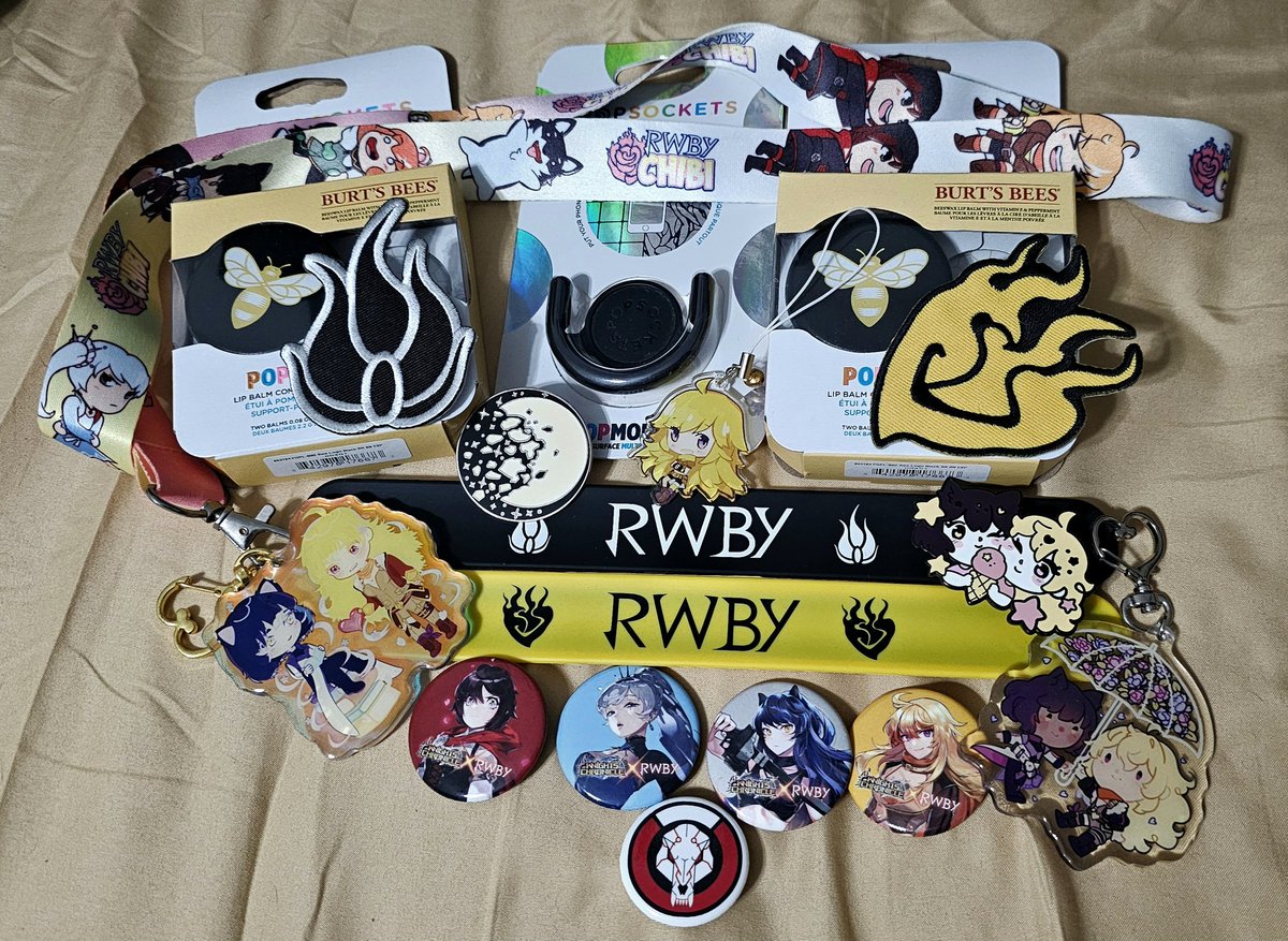 yangbangtm's tweet photo. 🎉 𝐑𝐖𝐁𝐘 𝐅𝐀𝐍𝐒 𝐑𝐀𝐅𝐅𝐋𝐄 🎉

This one is for all my fellow #RWBY fans! The rules are simple:

• Like &amp; Retweet ♡ + ↻
• Comment with ❤️🤍🖤💛 

Raffle ends on October 31st at midnight! Winner will be announced within 3 days.

***US Shipping Only

(more info below) https://t.co/4omb9oUDi3