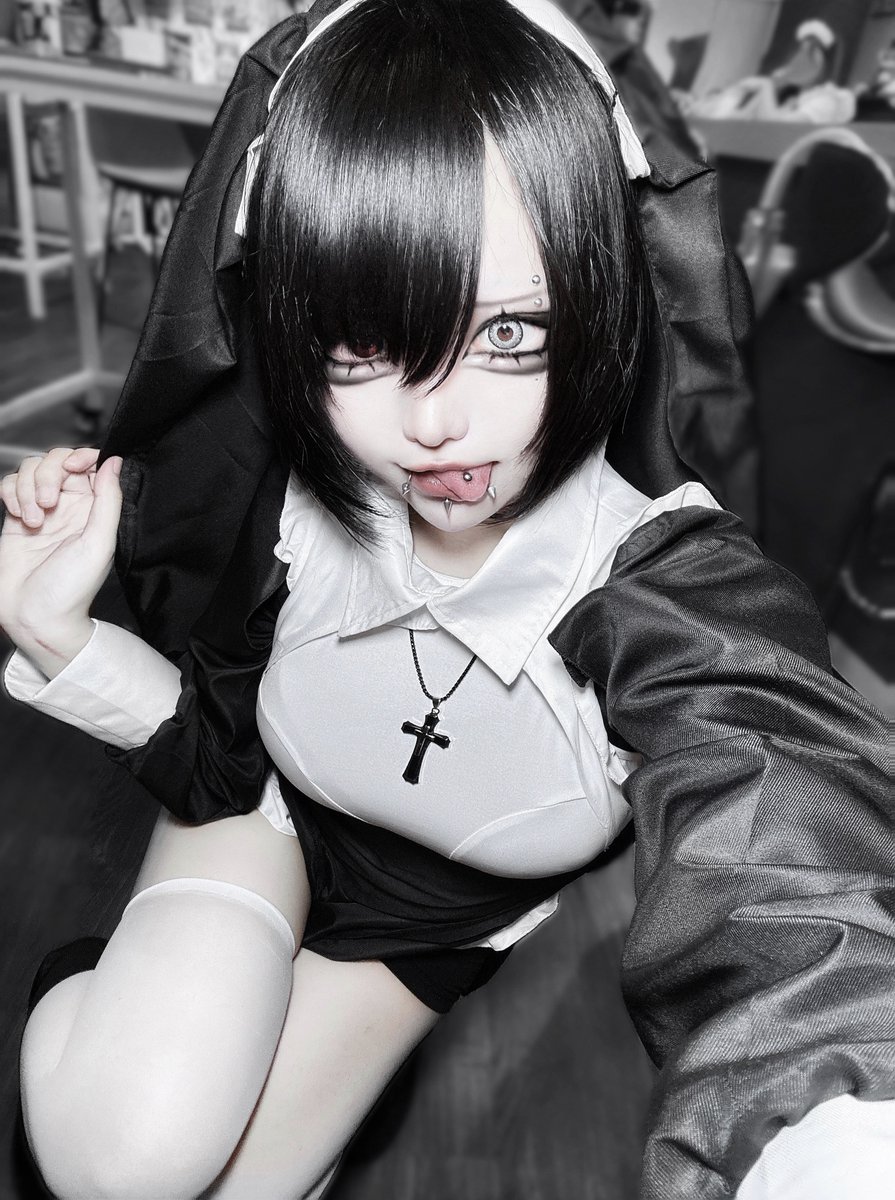 ⠀　　　∧_∧
 ﾞ／i＼( ・-・)／i＼ﾞ
   ⌒’⌒ﾟ υ–υﾟ ⌒’⌒
†