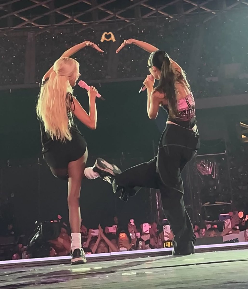 roseannepics's tweet image. CHAENNIE HEART