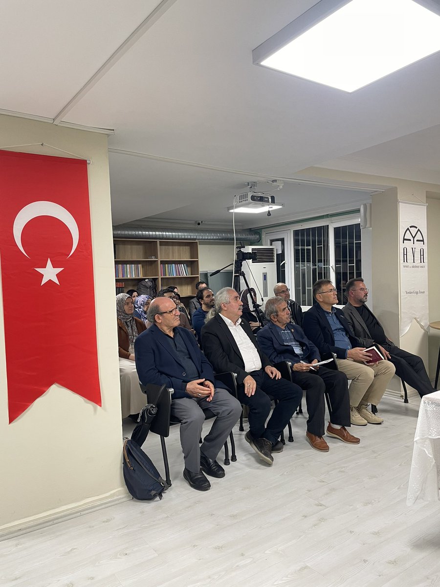 AYA’da Selahaddin Kocaaslan’ın sunumuyla Mahmut Bıyıklı ve Recep Garip’ten Yavuz Bülent Bakiler’i dinliyoruz. Rahmetle.