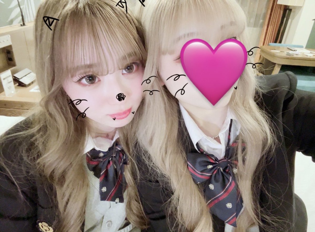 明日開催されるパッション杯に出場する1年生の紹介です❣️

1枚目 ろまね！
圧倒的スタイルの持ち主。エクステでロン毛になったらしい

2枚目  きらら！
眉毛とまつ毛がいつも綺麗✨可愛い魅力溢れるスタバ店員②( ơ ᴗ ơ )