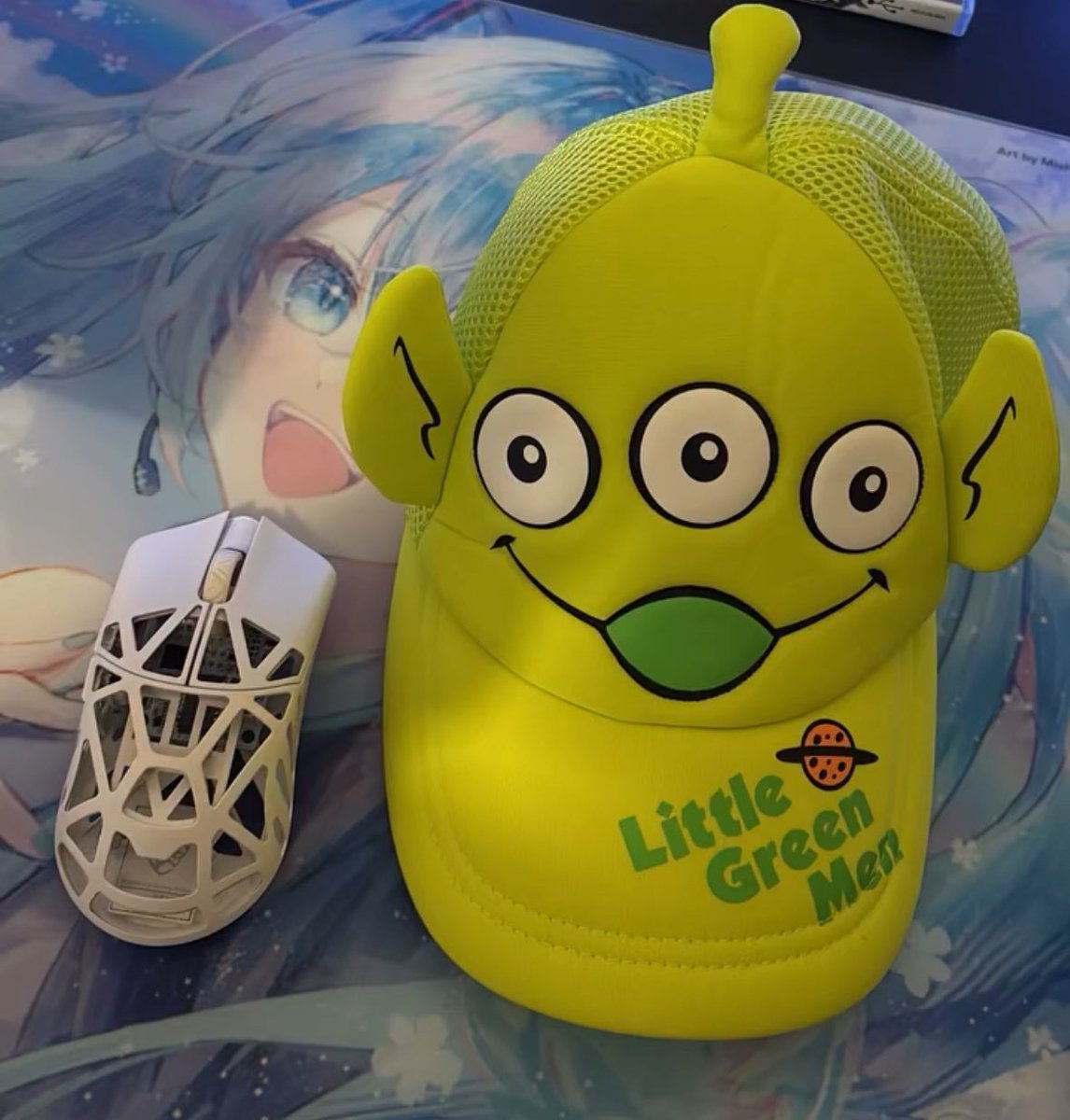nerdiestloser's tweet photo. Do u guys like my new hat, i wish Bladee was real https://t.co/dewYcNZCsF