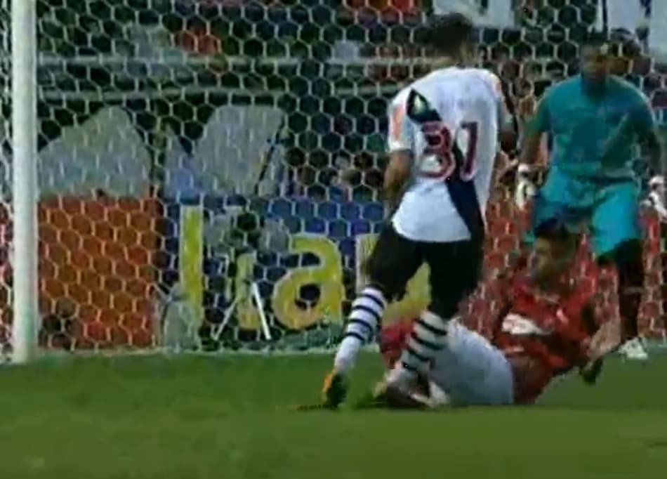 Imagina o Flamengo perdendo campeonato por uma bola que entrou e o juiz não marcou.

Perdendo por um gol totalmente impedido. Ou perdendo um Brasileirão por erros absurdos do mesmo árbitro na ida e volta?

Imagine ser rebaixado porque o VAR parou de funcionar? A verdade é que o