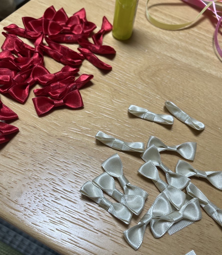 リボンを作り続けるバケモノと化したわたし。
この写真と別に3種類(3色)作ったよ☺️
指ボロボロで草！！
でもやりきった感いいねやっと寝れる！！