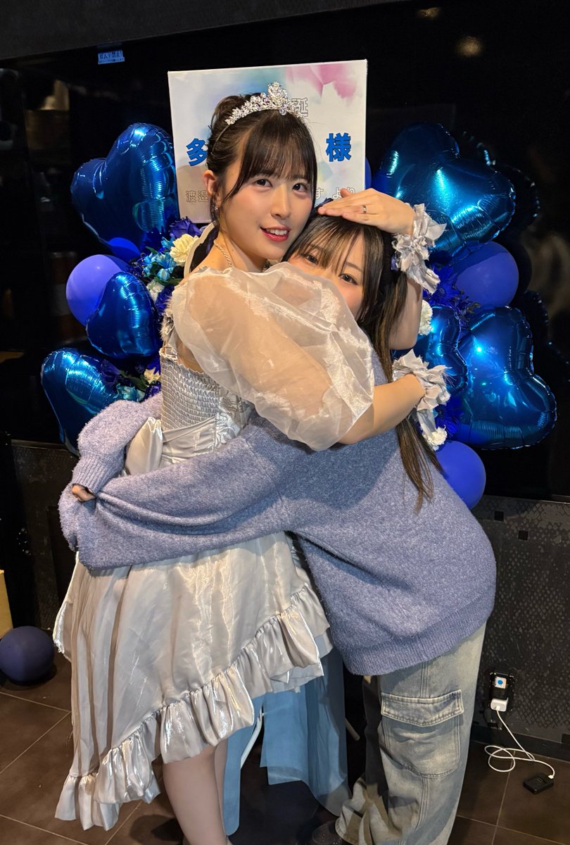 Runa_FandL's tweet image. 本日はみはる生誕祭ありがとうございました🎂💙
ほんとに沢山の方がいてなんだかこっちが泣いちゃいました😭
みはるほんとにほんとに頑張ったね✨️
紙袋にコソッと入れたお手紙気付いてくれるかな…💭
明日はライブ1本の後オフ会です!ぷち誕生日会みたいな感じ!待ってるよ〜😉🧡