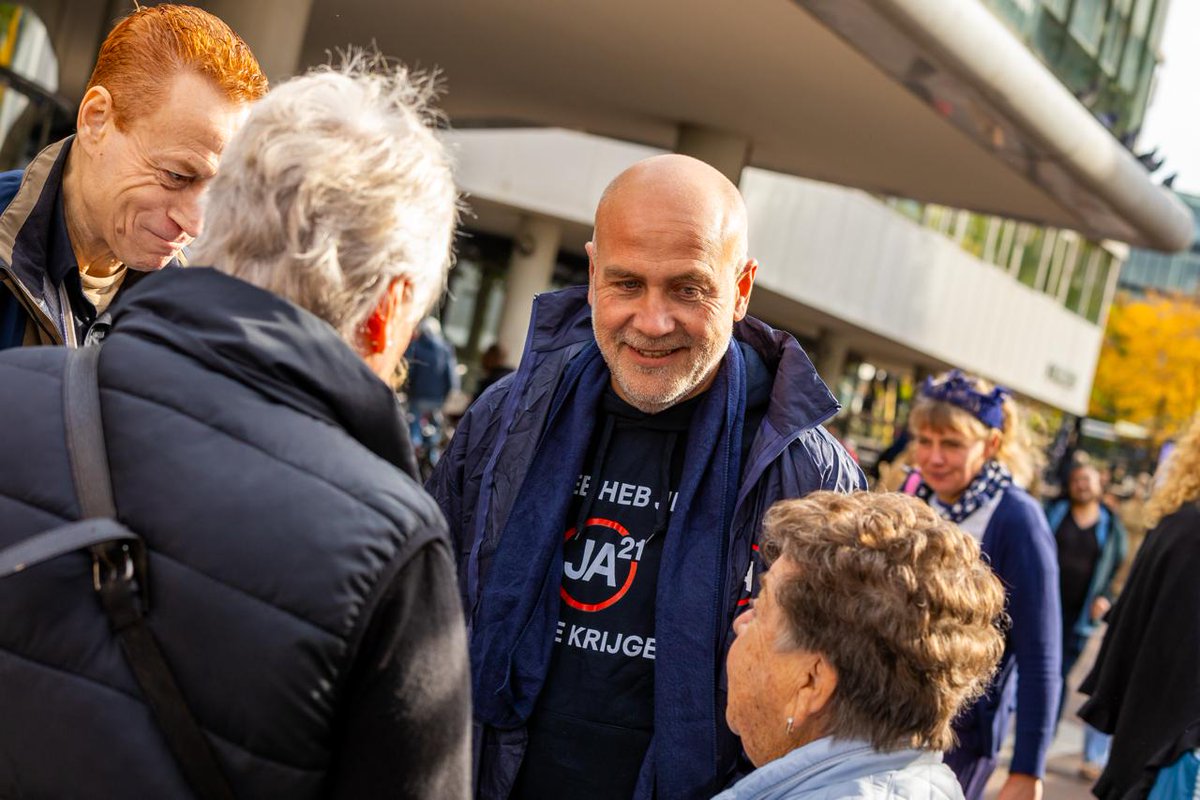 JA21 was vandaag in hartje Rotterdam! 

Overal hoorden we het: mensen zijn klaar met het systeem dat niet luistert en niet levert. Nederland snakt naar keuzes en daadkracht. Tijd voor een politiek dat doet wat nodig is. Tijd voor De Juiste Aanpak! 🇳🇱