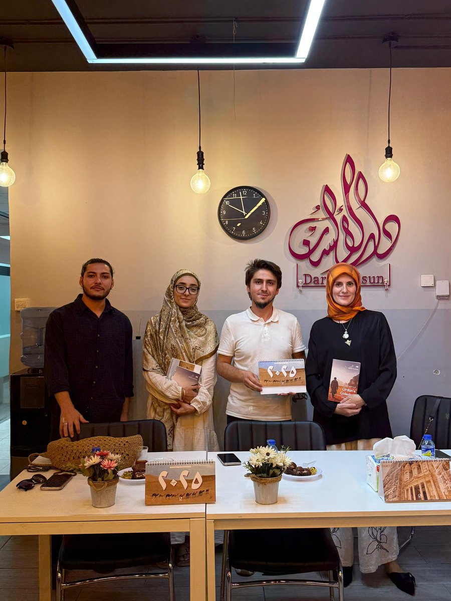 darulalsun's tweet photo. 📍Bu yaz neler yaptık?

Katar Üniversitesi Öğretim Üyesi ve Amman Büyükelçimiz Sayın Yakup Caymazoğlu’nın eşi Meral Caymazoğlu hocamız ve Sosyal Medya Fenomeni Hediye Zeyrek hocalarımız öğrencilerimizle bir araya geldi.

Hocalarımızın öğrencilere yeni ufuklar kazandıran tecrübeleri, tavsiyeleri ve hoş sohbeti hepimiz için çok kıymetliydi.