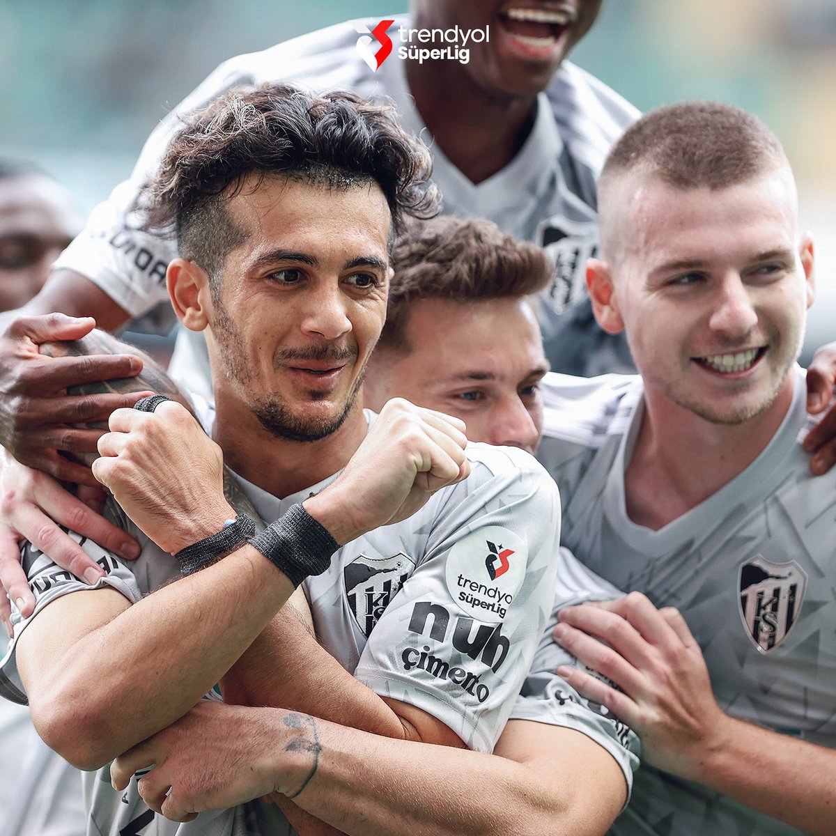 Sahada yürek, tribünde inanç, bu şehirde sevda var! 💚🖤
Son 2 maç, 6 puan.. 💪
#Kocaelispor #KörfezinÇocukları