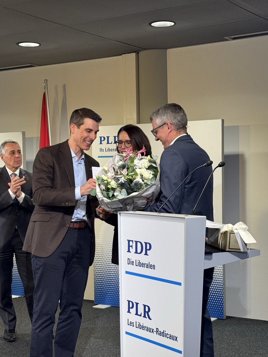 Débat démocratique large et ouvert et position très clair du <a href="/PLR_Suisse/">PLR Suisse</a> sur l’avenir de la voix bilatérale : 75% des délégués soutiennent les nouveaux accords. Une chance pour la 🇨🇭 d’assurer des relations fortes et stables avec son principal partenaire 🇪🇺#democratie #coherence