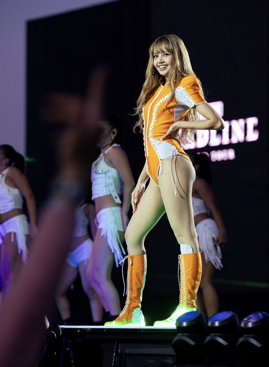 meowbeb's tweet image. เห็นชีแต่งตัวแรงขนาดนี้ชีเซฟตัวเองตลอดนะ ใส่ถุงน่องอย่างหนาที่เนียนไปกับผิวมากๆอยู่บนเวทีแทบมองไม่ออก ศลปตะวันตกก็ใช้กันเยอะ สะดวกเวลาเพอร์ฟอร์ม เพราะฉะนั้นชีเด้งสู้ตายได้เต็มที่