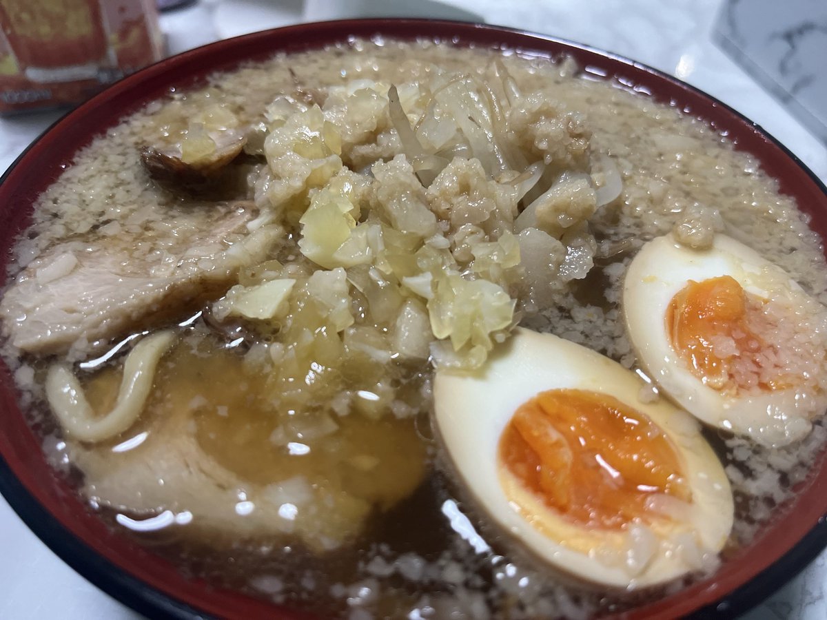 深夜に自作ラーメン🍜
チャーシューも煮卵も背脂もスープも全部手作りっ！流石に麺は買ってますがおうちラーメンの域は超えてる！