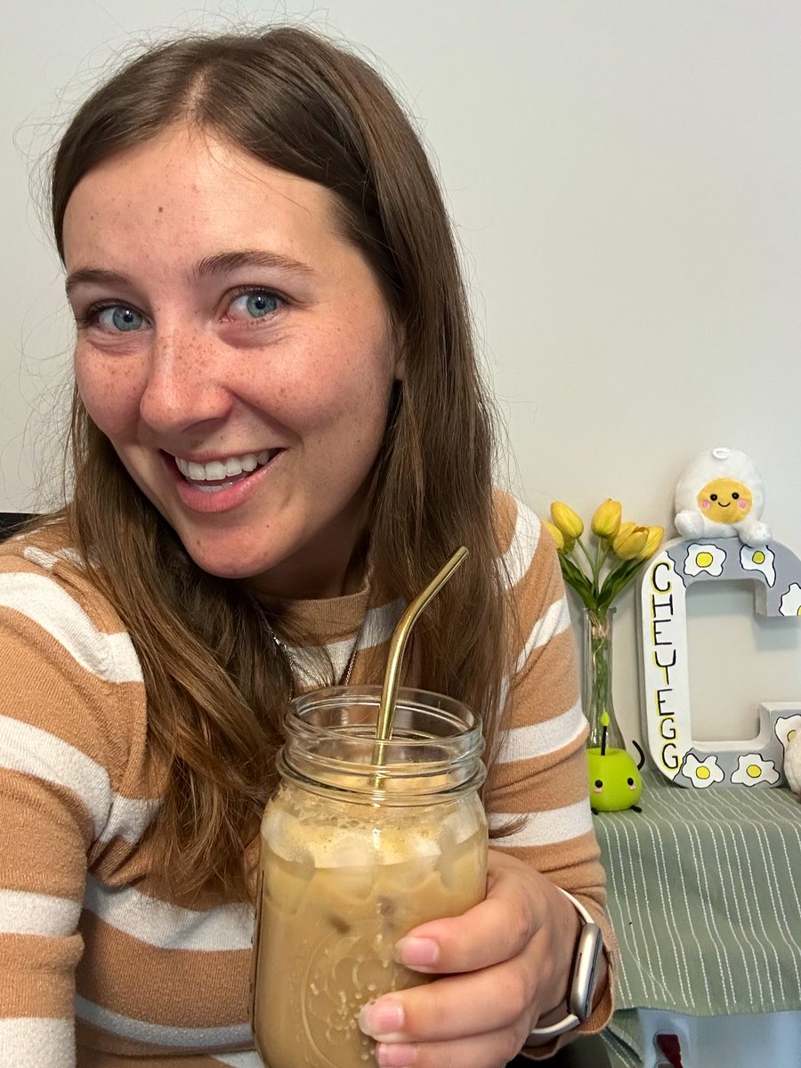 I’m live! 💛 Join us to celebrate my 5 year streamiversary! 

twitch.tv/CheyEgg 🥚