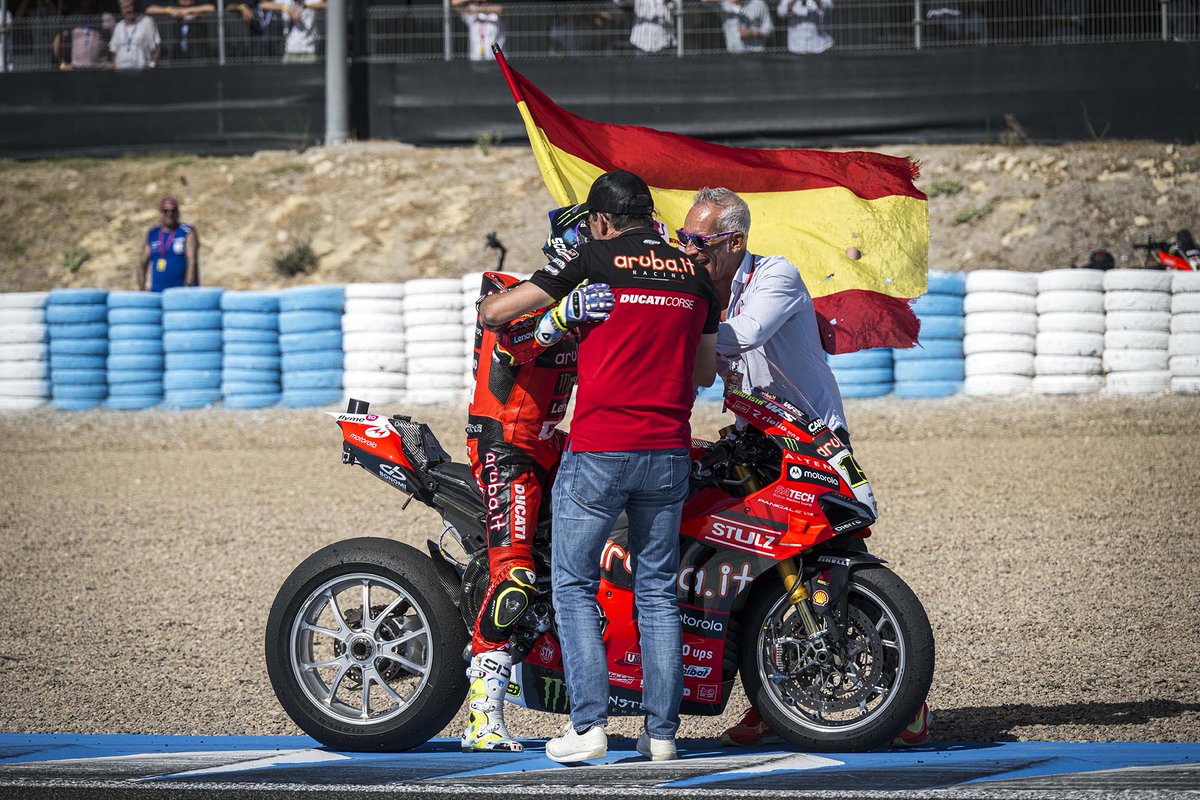 #SpanishWorldSBK 🔴 RACE 1🔴
📰 Bulega produces a brilliant performance in Race 1 to take the win and keep the title fight open. Bautista makes a great comeback to finish on the podium.
🇮🇹 arubaracing.it/2025/10/capola…
🇬🇧 arubaracing.it/en/2025/10/cap…