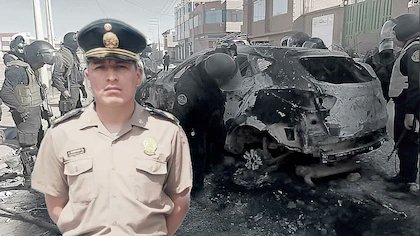 El policía José Luis Soncco Quispe perdió la vida durante las protestas en Puno a causa de un traumatismo encéfalo craneano. Fue golpeado en la cabeza con una piedra y, luego, su cuerpo sin vida fue colocado dentro de un patrullero en llamas.
A ver si te enteras miserabl3.