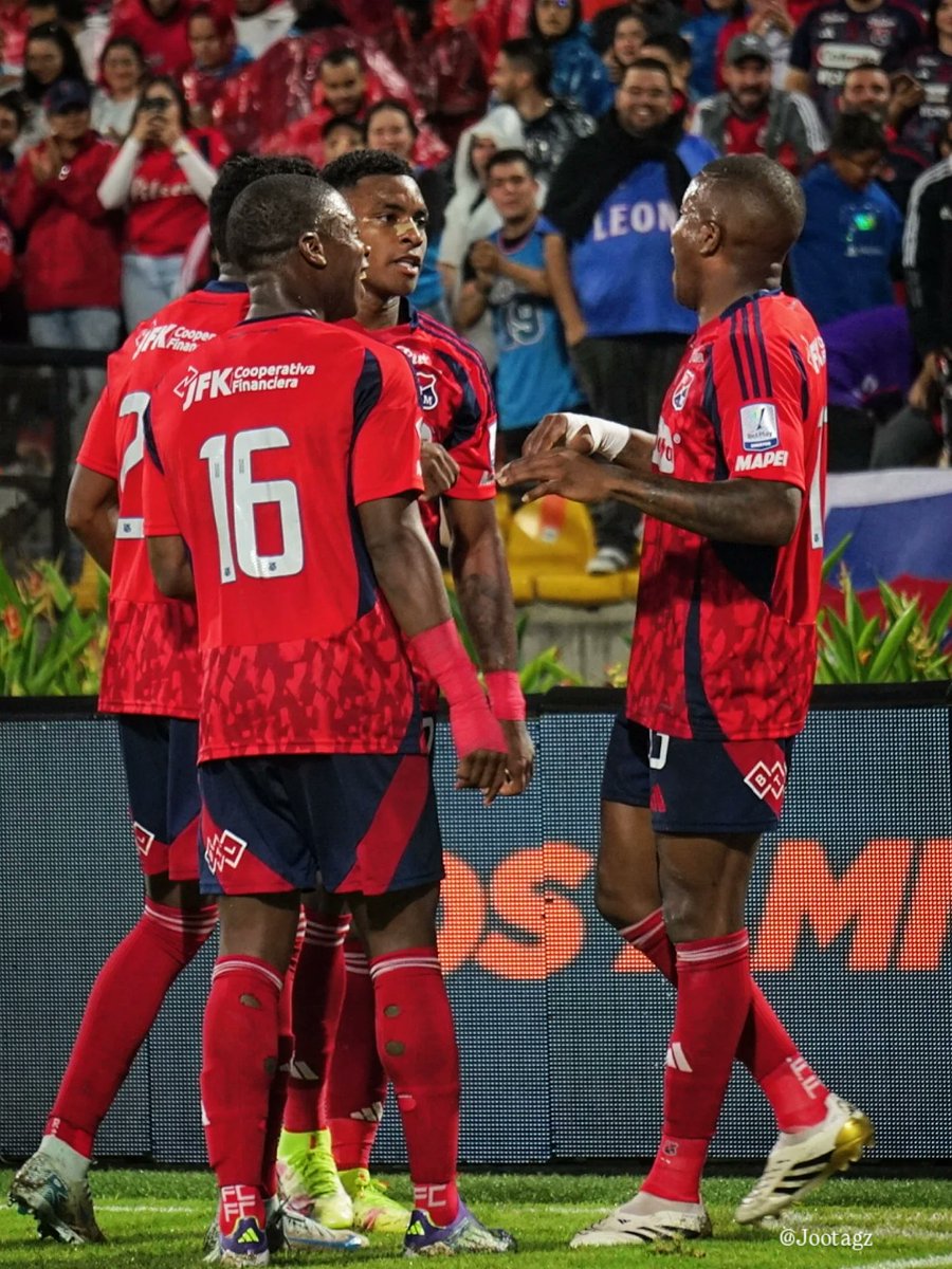 Jootagz's tweet photo. Este equipo no se rinde ni baja los brazos. @DIM_Oficial #DaleRojo #FotografíadeCancha https://t.co/TEQi71PgCk