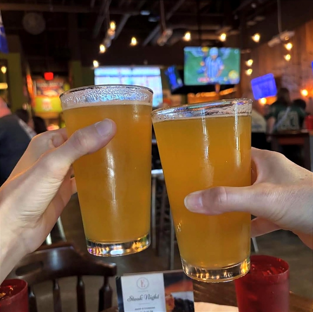 Cheers to the weekend 🍻

Great food, cold drinks &amp; the best vibes 😉