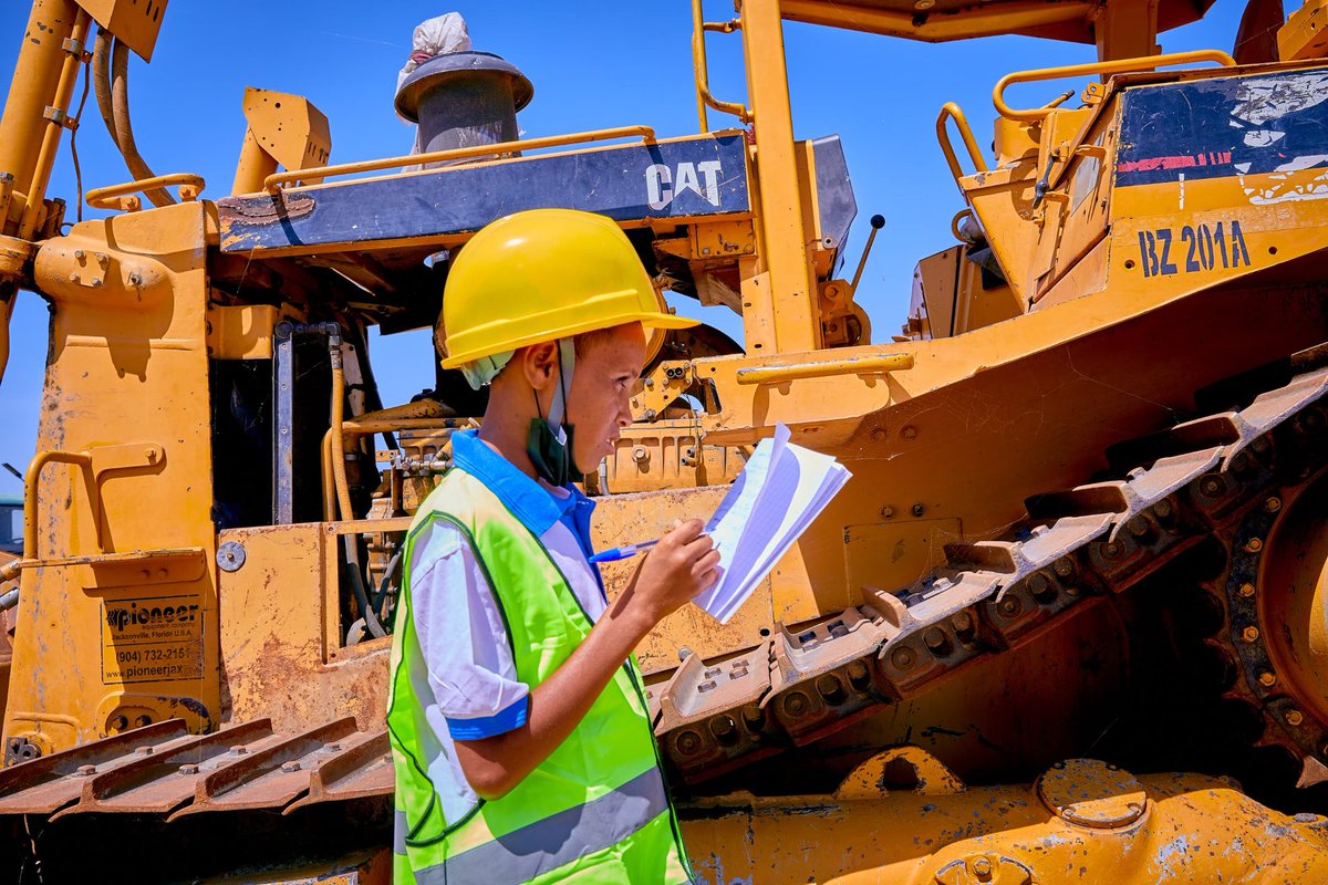 1ère journée de l' #AcadémieDesMétiers #Tchad. Obj.: Susciter l'ambition scolaire à travers la découverte des métiers.  Les boursiers de #OumAlKoul #EcoleNomade, Collège Agora, découvrent les métiers des travaux publics avec SODIS.  2eme journée très bientôt.

Photos: <a href="/MamoudaV/">LAC. Photography</a>