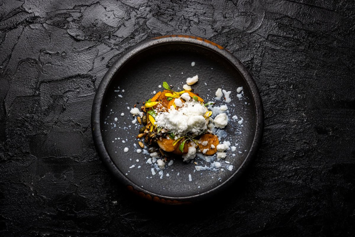 PlasDinas's tweet image. Pumpkin

Dukkah spiced pumpkin, Anglesey goats cheese, iced buttermilk, paprika oil  

#MICHELINGuideGBI #TheGunroomRestaurant #OctoberMenu

Image by Raymond Jones
