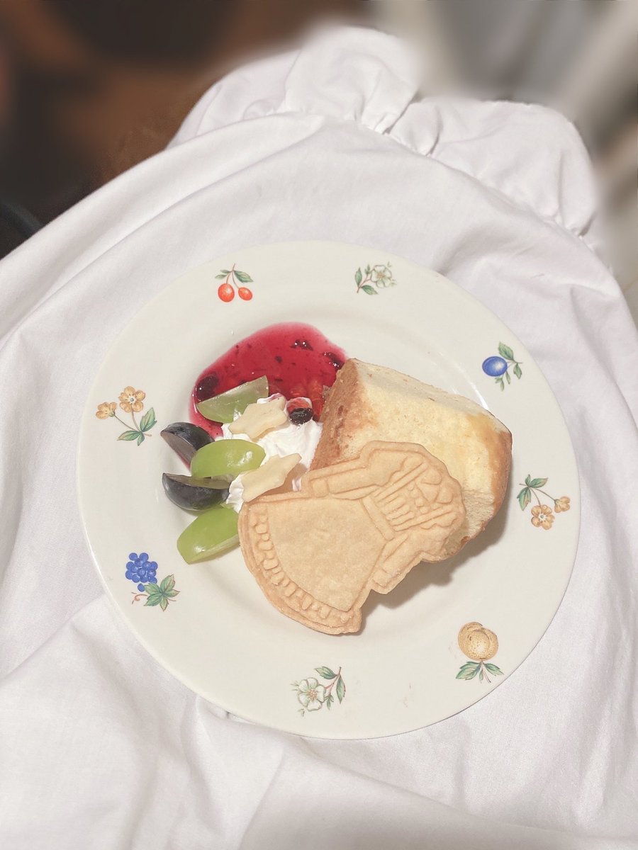 金～土曜日はにゃんこてぃーるーむ（<a href="/nyanco_tearoom/">にゃんこてぃーるーむ | フレーバー紅茶とヨーロッパ系焼菓子 | にゃフタヌーンティー専門店</a> ）様のお菓子デーでございました。🐈‍⬛

私も本日、ご厚意に甘えてプチ盛り合わせを頂きました！
とても美味しくかわいらしく…
なくなるのが勿体なくて、1口1口味わいながら頂きました。