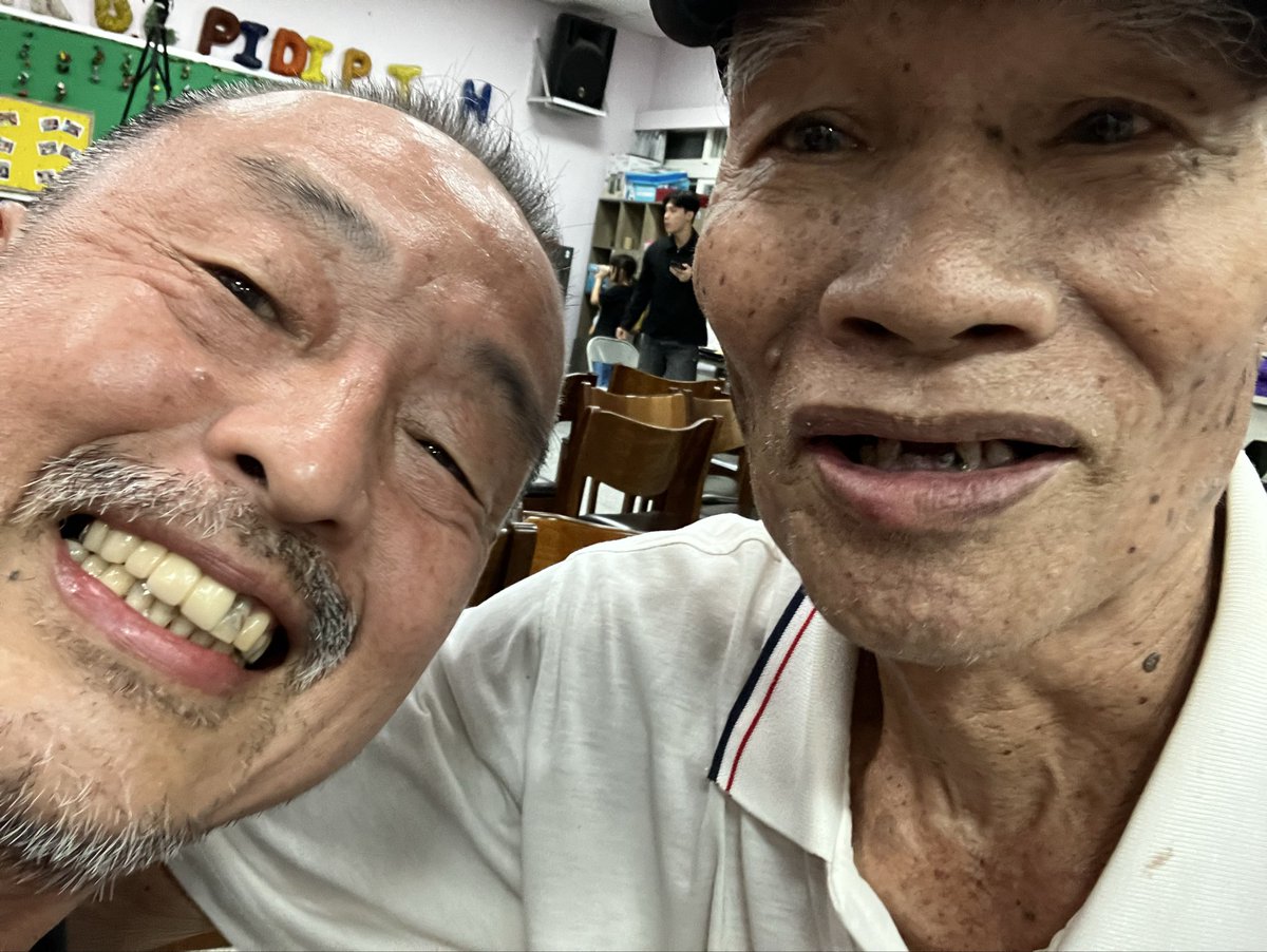 tetuK60's tweet image. 『亜細亜の骨』にとって大きな財産になった公演でした‼️
かつて日本の統治下にあった台湾。。。
日本語教育を受けた子供達。。。
80年が経ち「鯨生」と一緒に再び、あいうえおかきくけこ、と声にしたお爺ちゃん達。。。
大感動‼️大感激‼️でした。
とてもフレンドリーな皆さんでした❣️